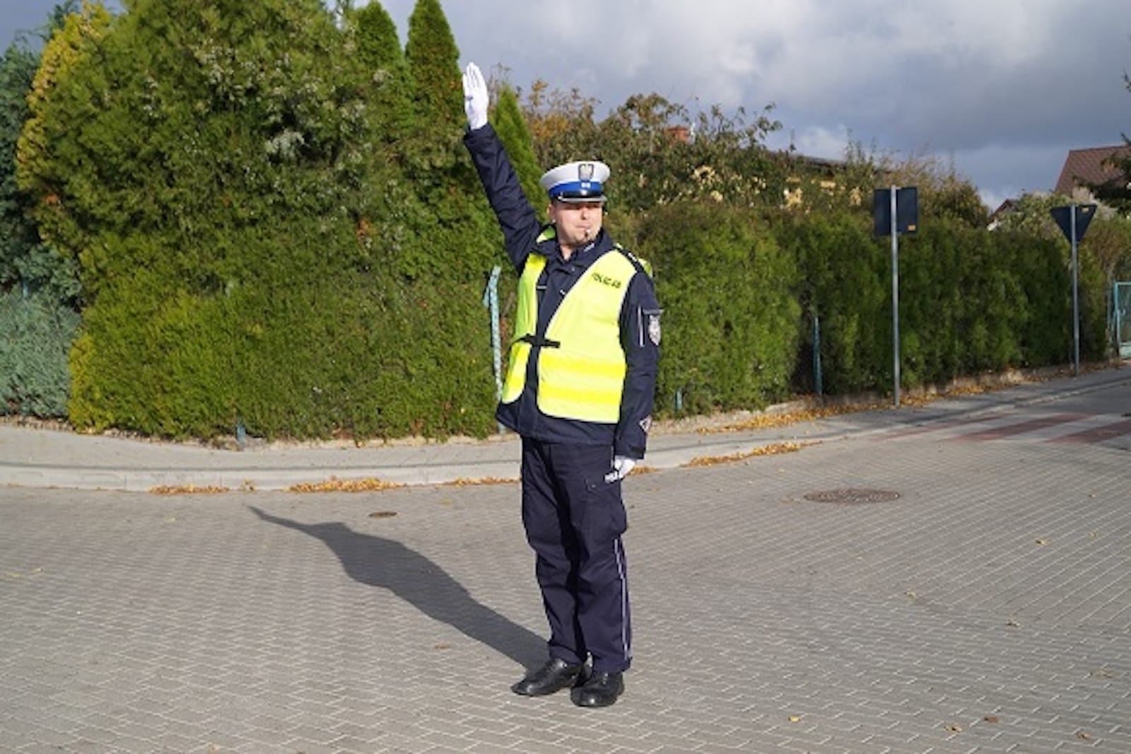 policjant sygnał uwaga