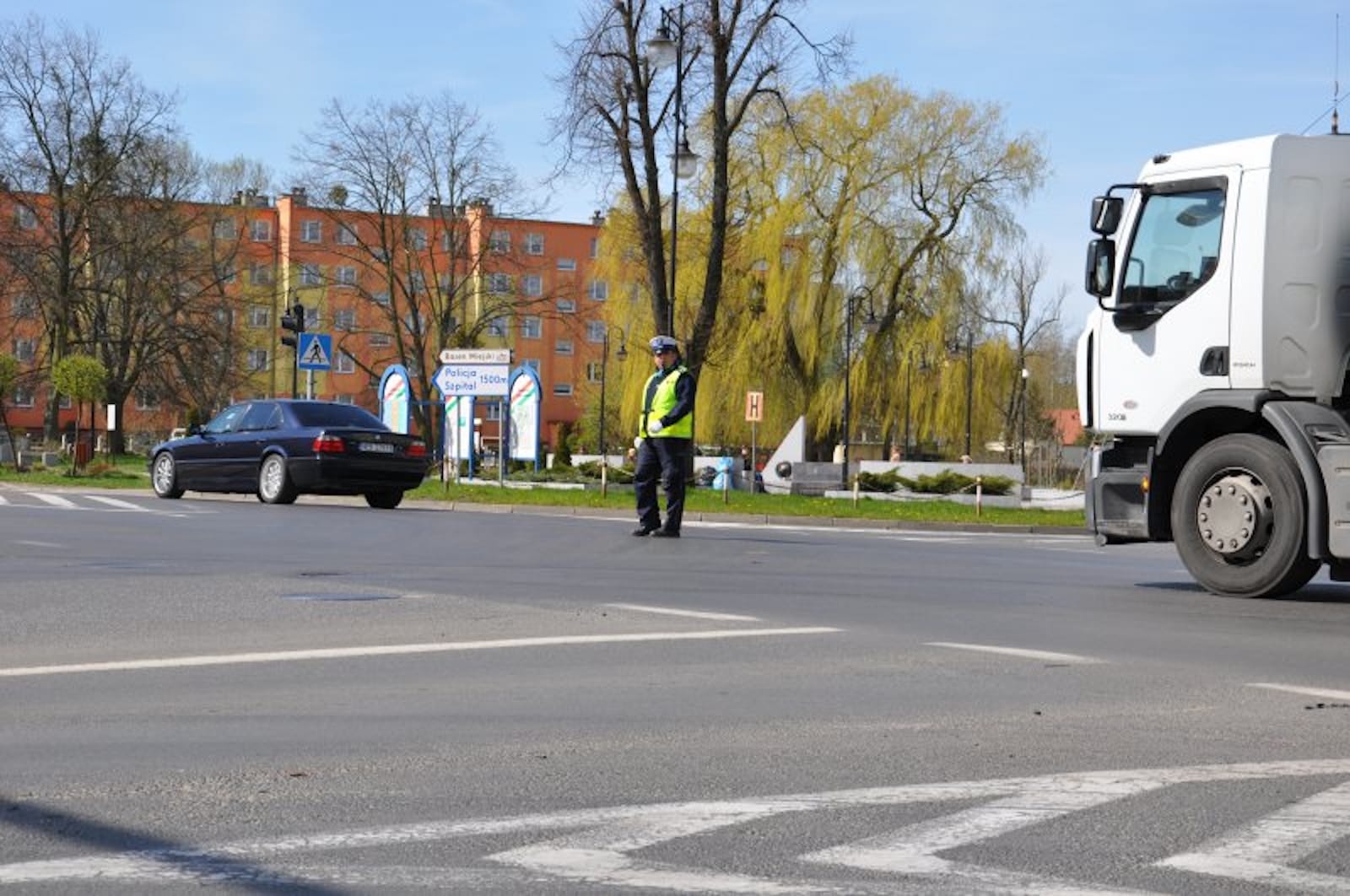policjant bokiem zielone światło