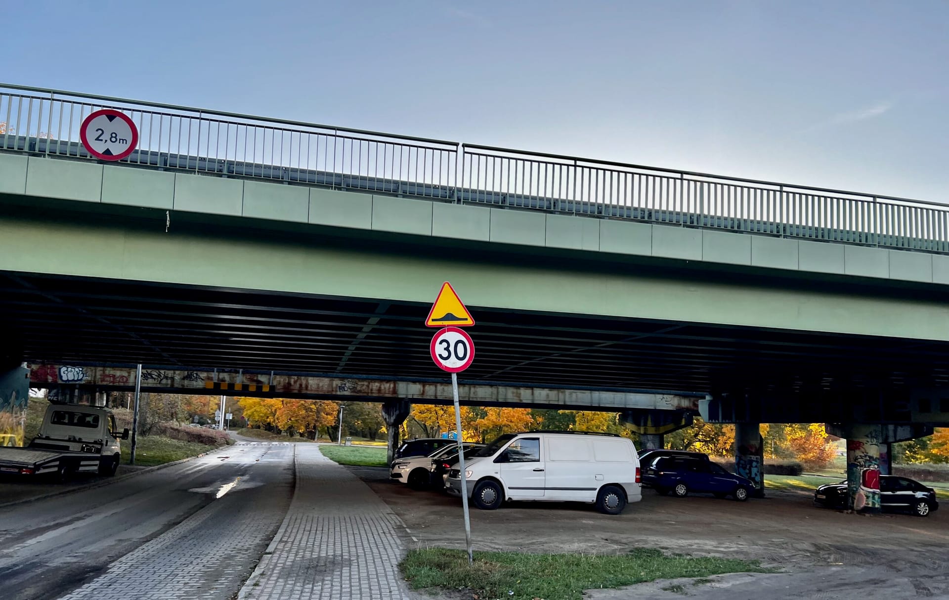 estakada most postój znaki drogowe