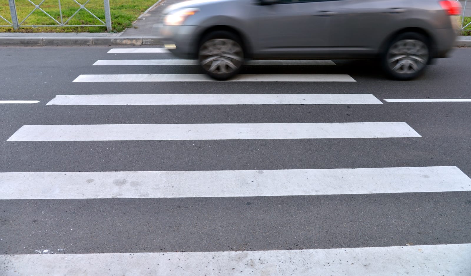 zebra przejście auto na pasach