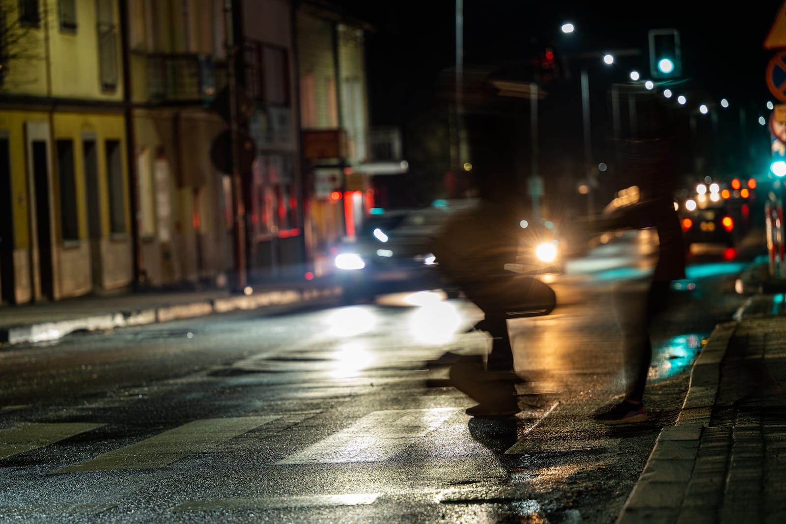 zebra przejście auto na pasach noc