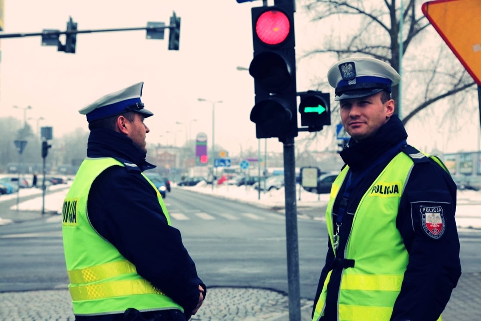 policjanci sygnalizator zielona strzałka patrol kontrola drogowa
