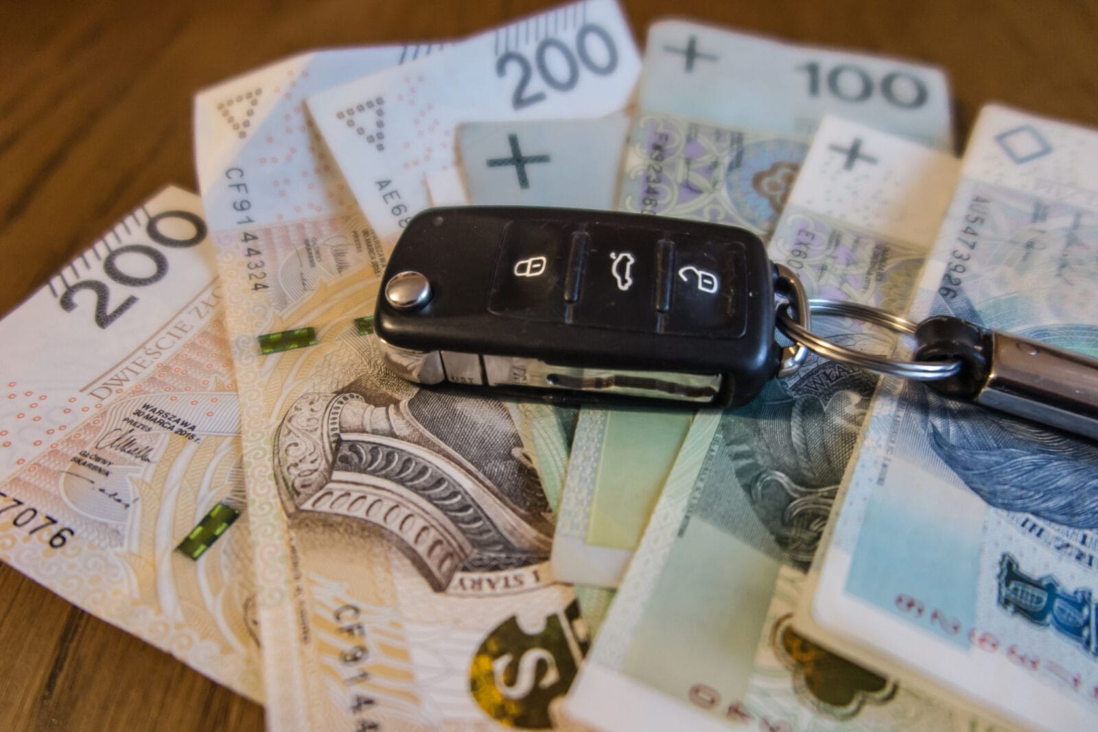 banknoty klucze samochód