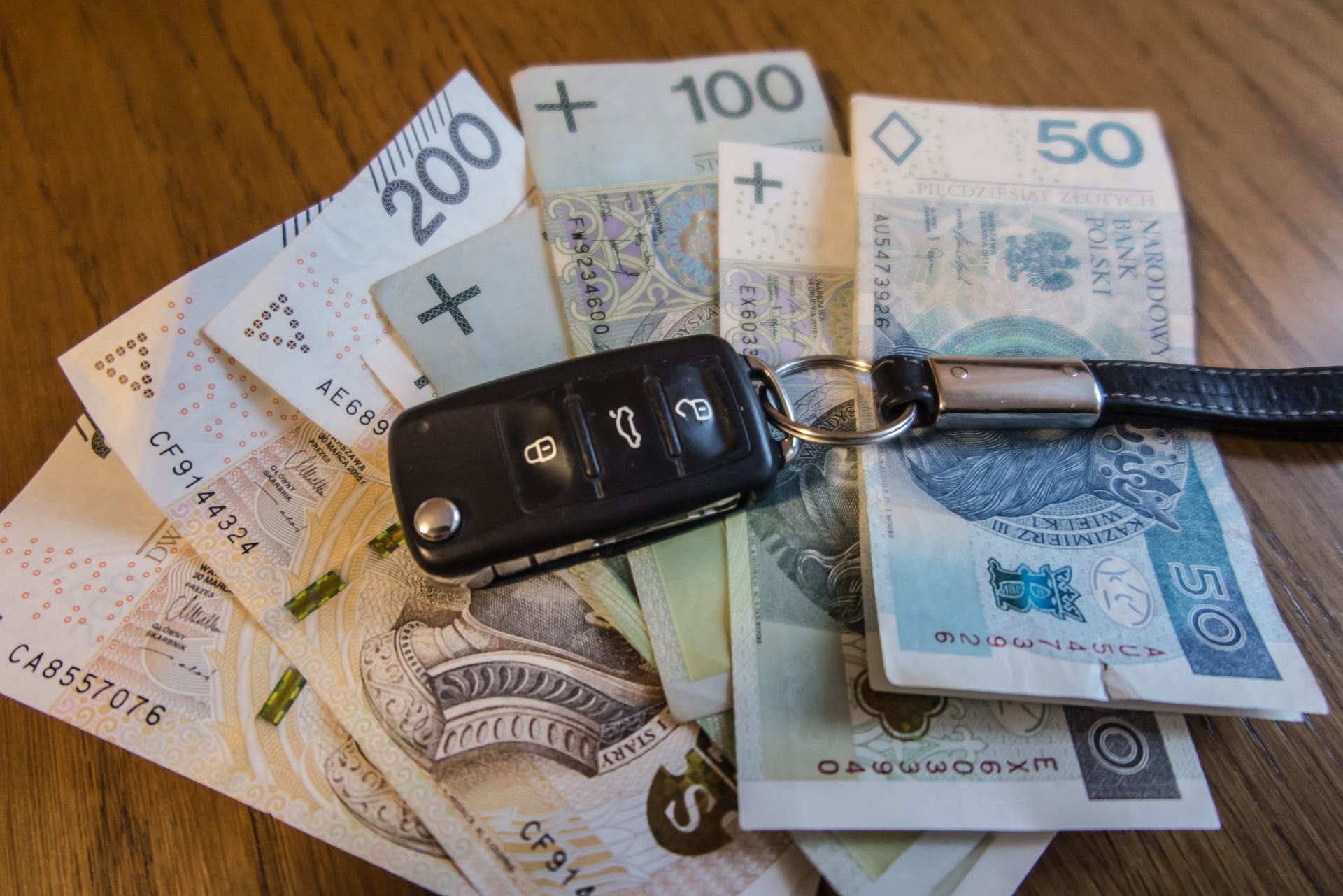 klucze auto banknoty
