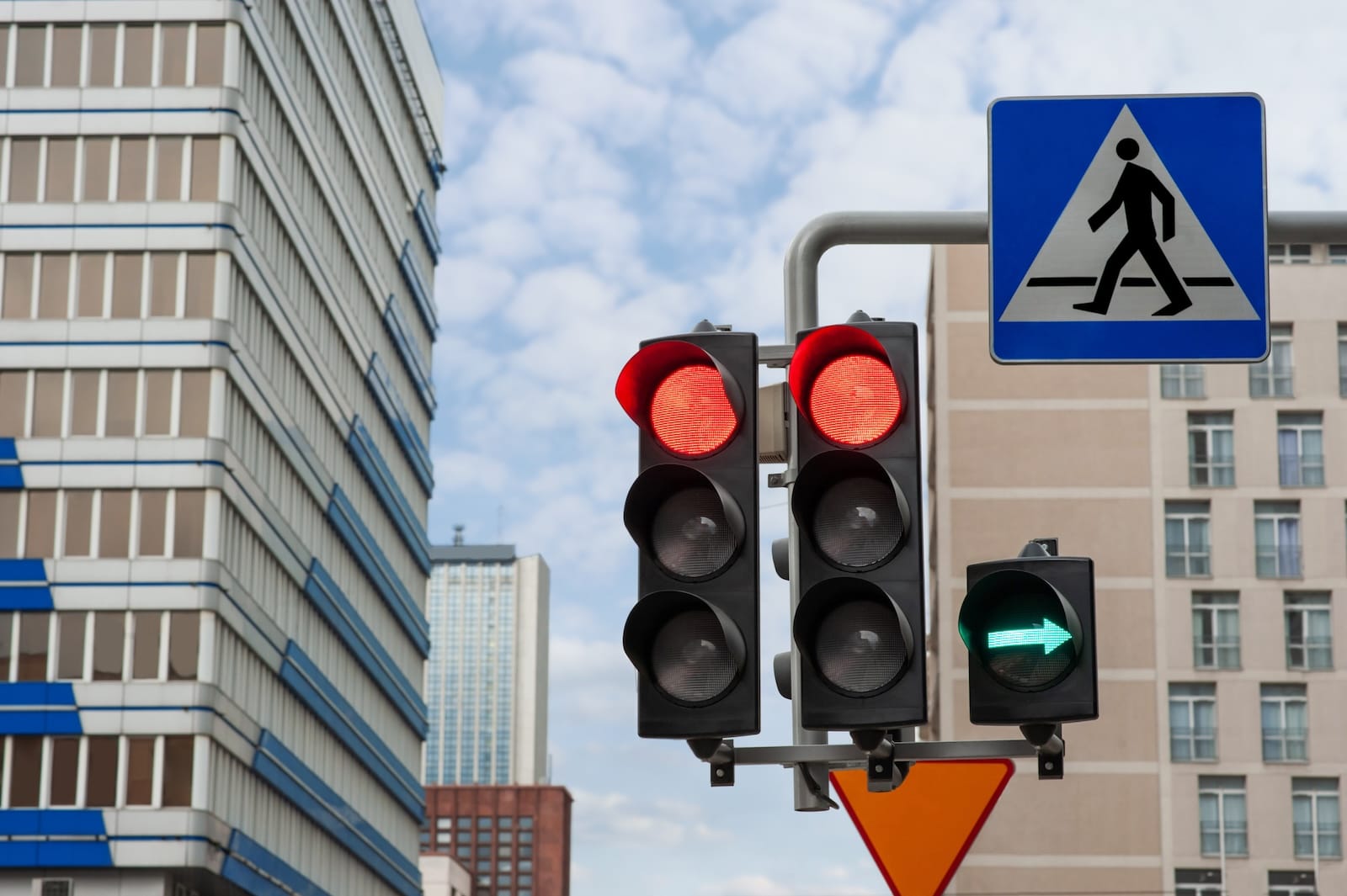 zielona strzałka czerwone światło