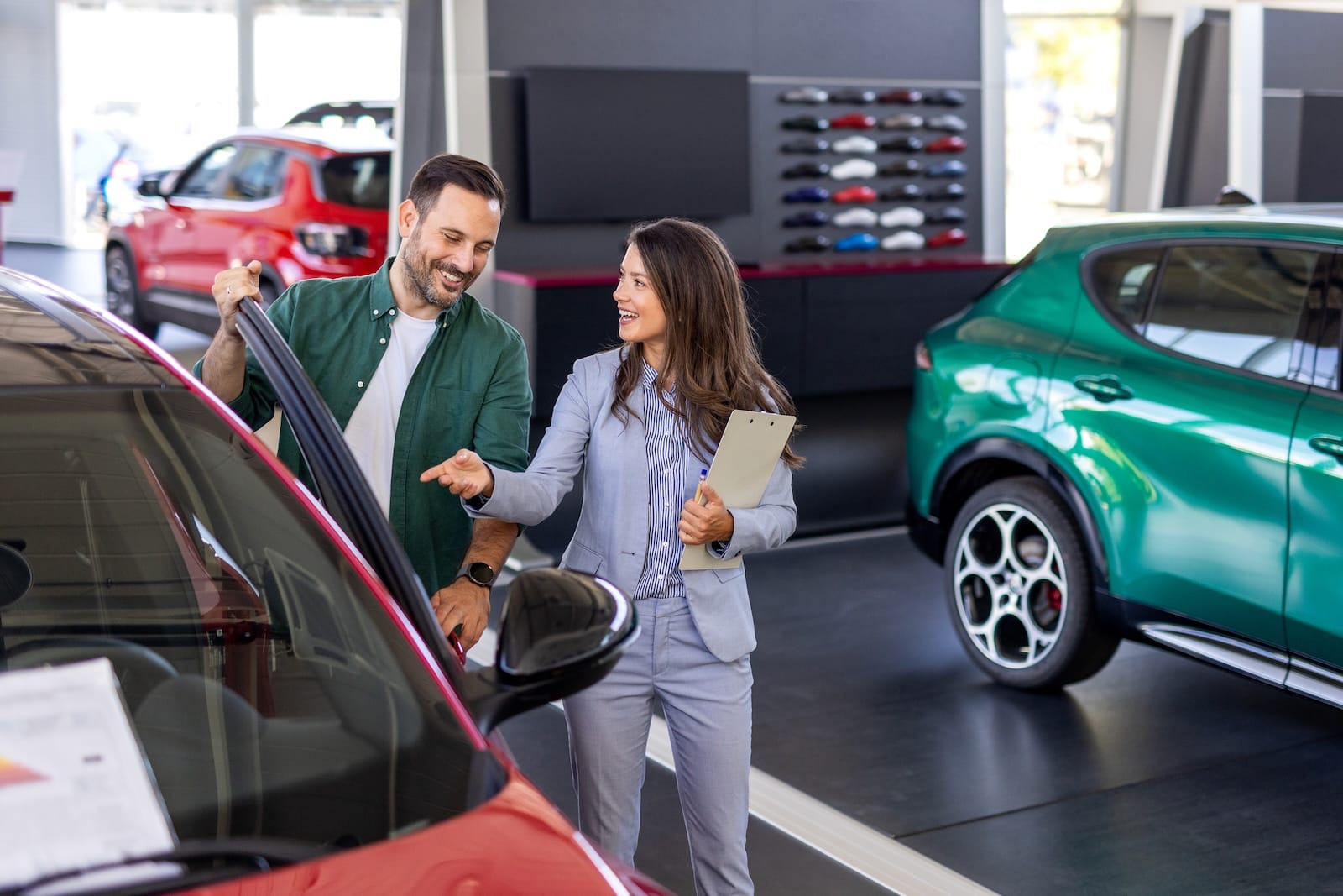 salon sprzedaży nowe auto klient sprzedawca