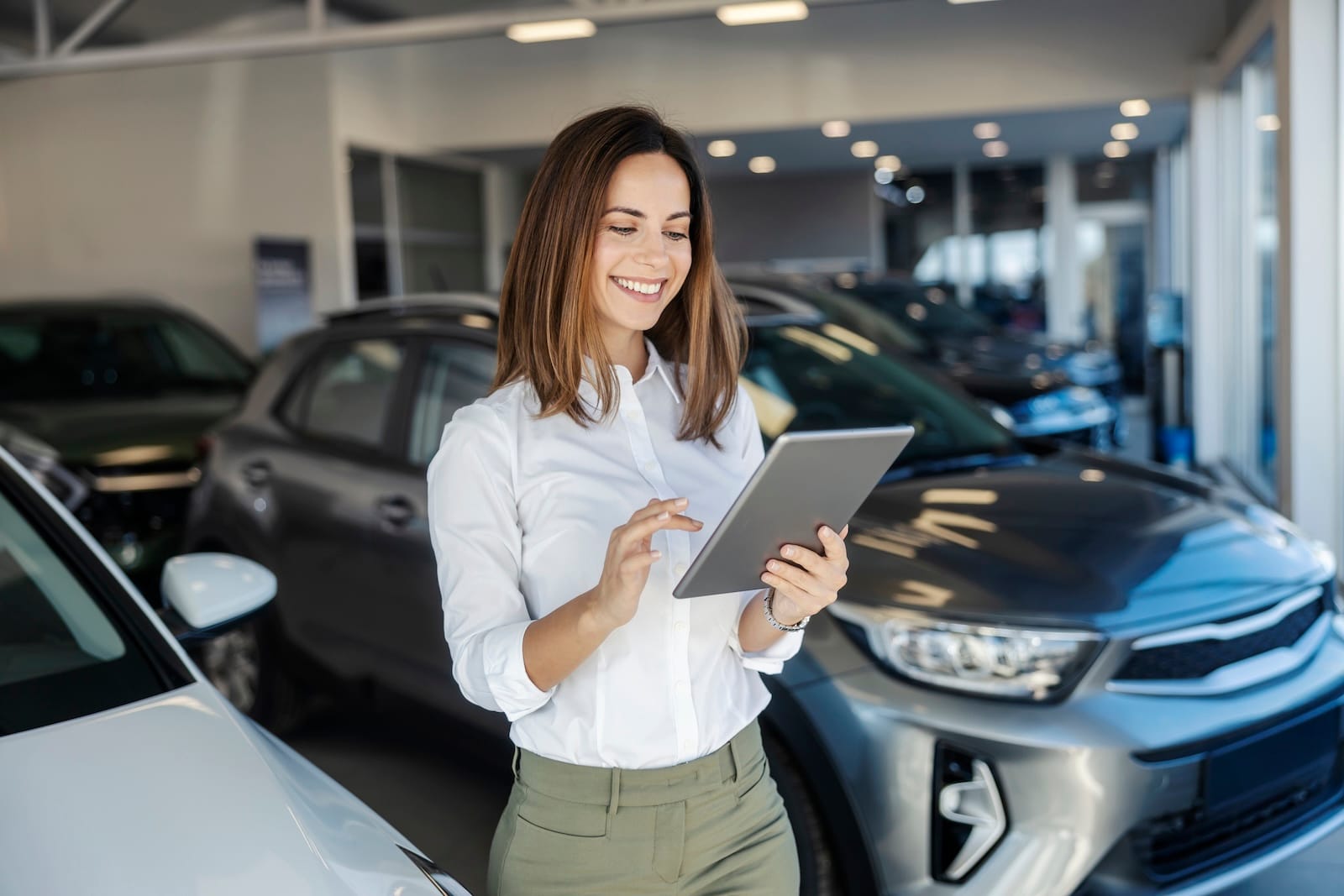 sprzedawca auto salon tablet