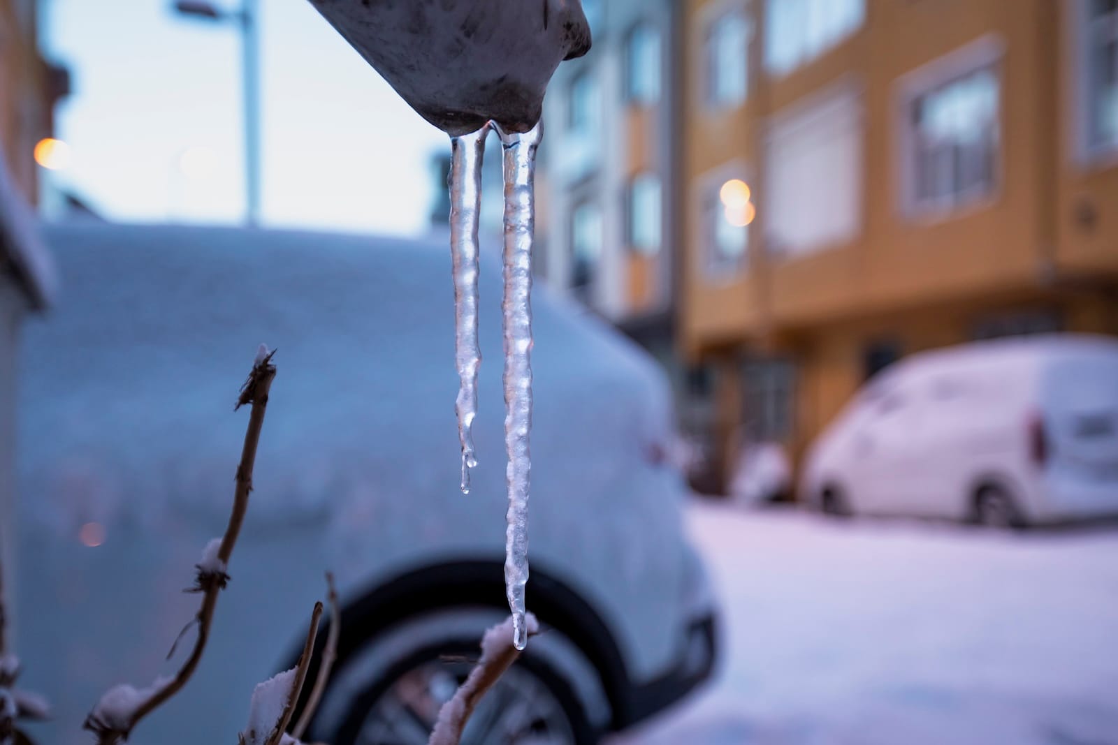 lód na dachu zaparkowane auto