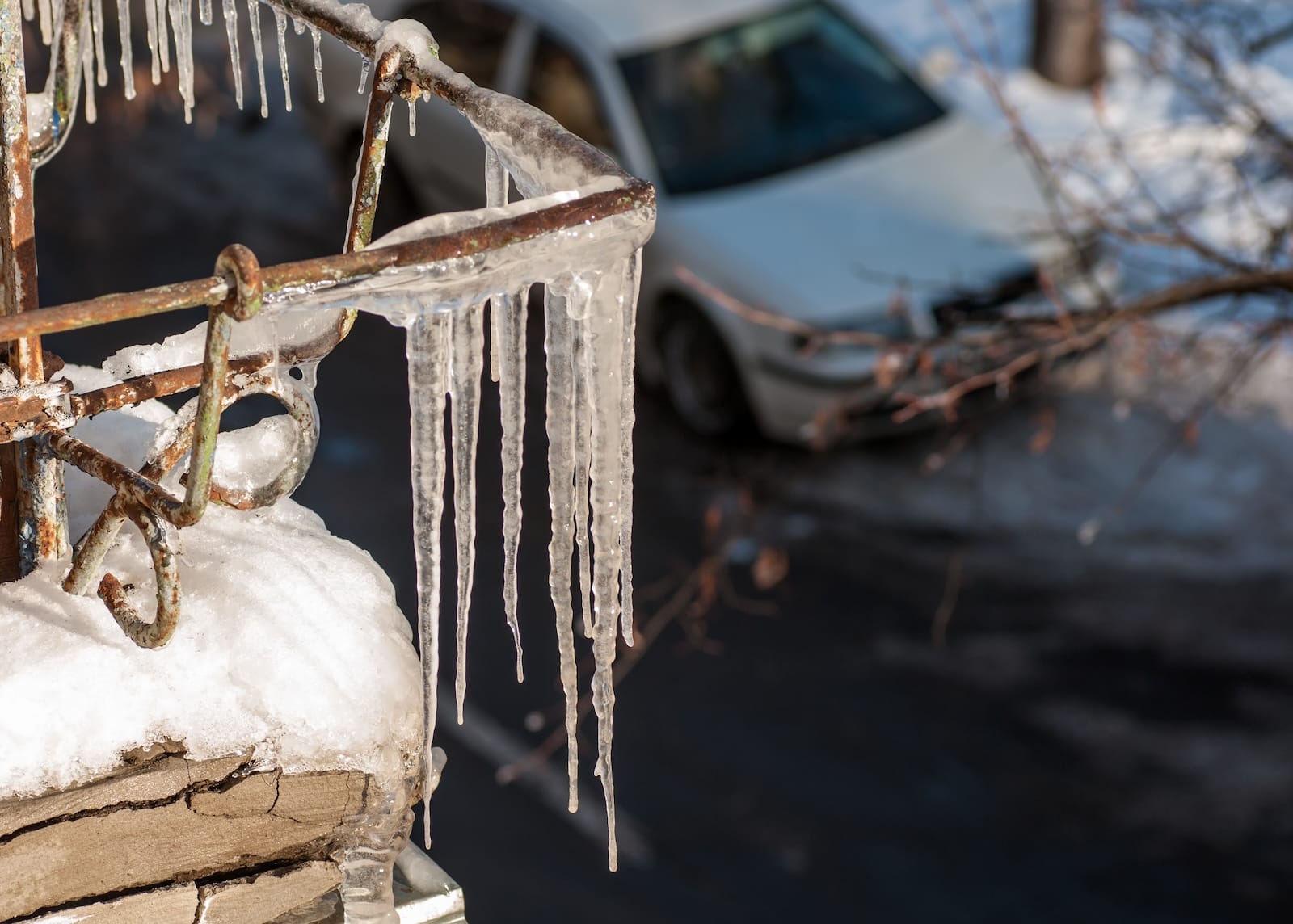 lód na dachu zaparkowane auto