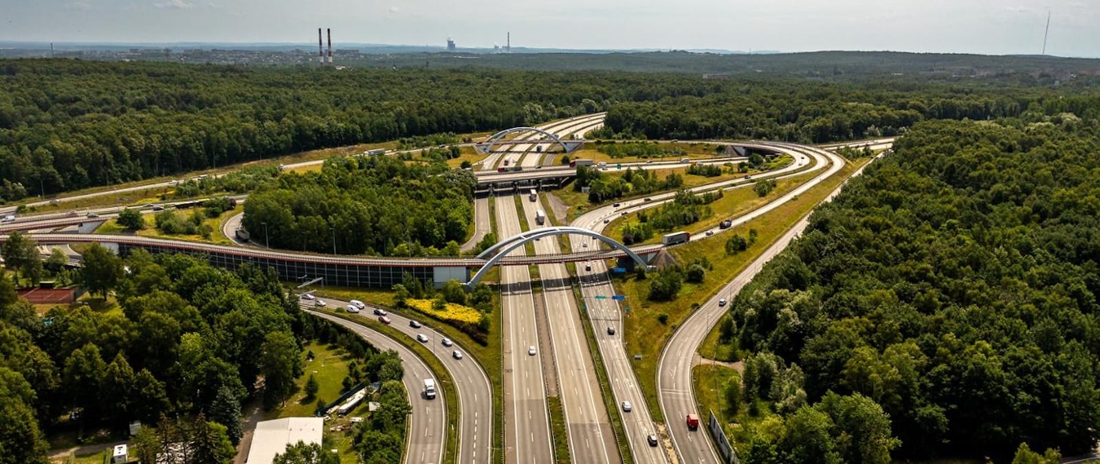Węzeł drogowy z lotu ptaka z góry