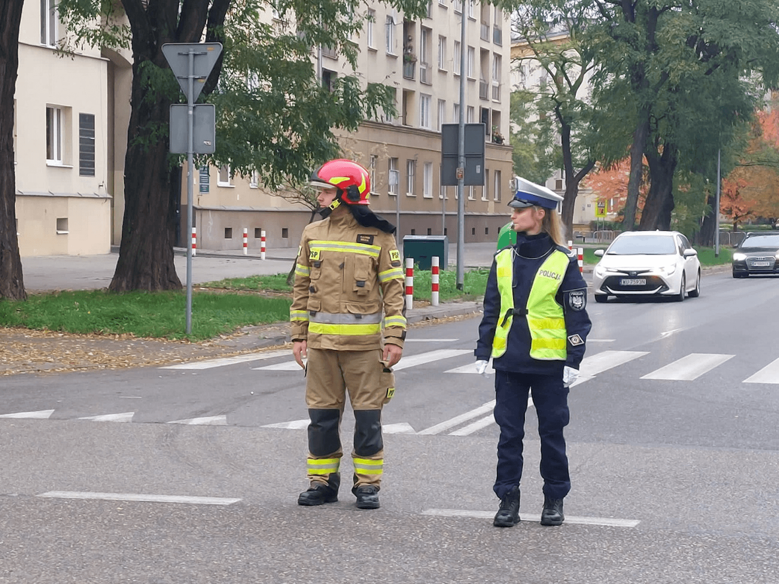policjant strażak kierowanie ruchem