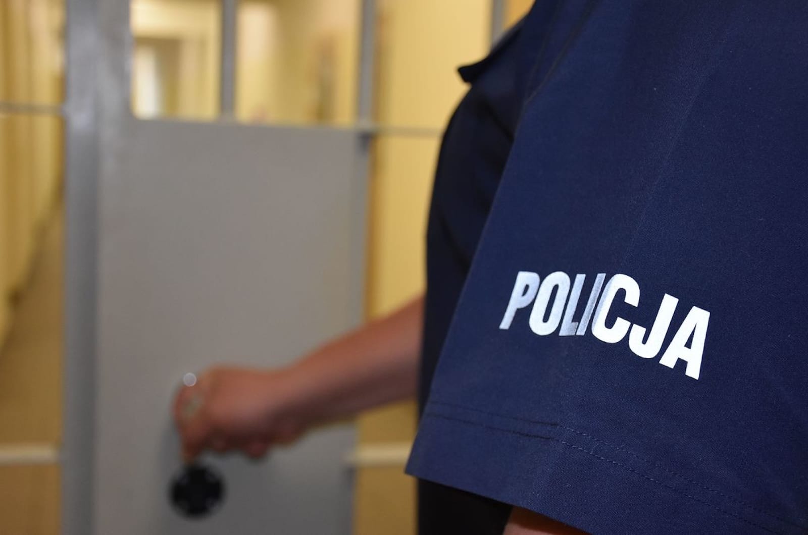 policjant cela więzienienie