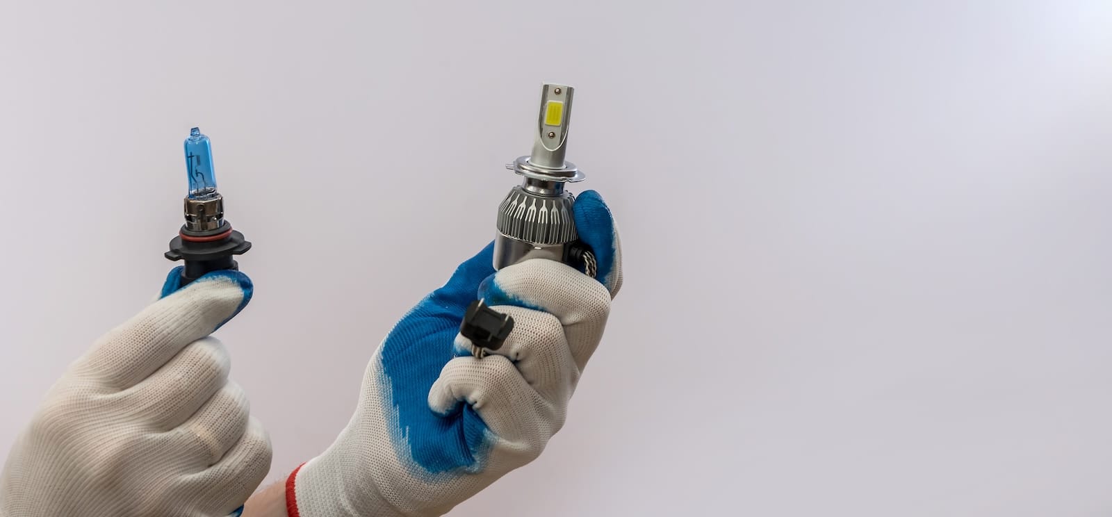 LED retrofit i halogenowa żarówka