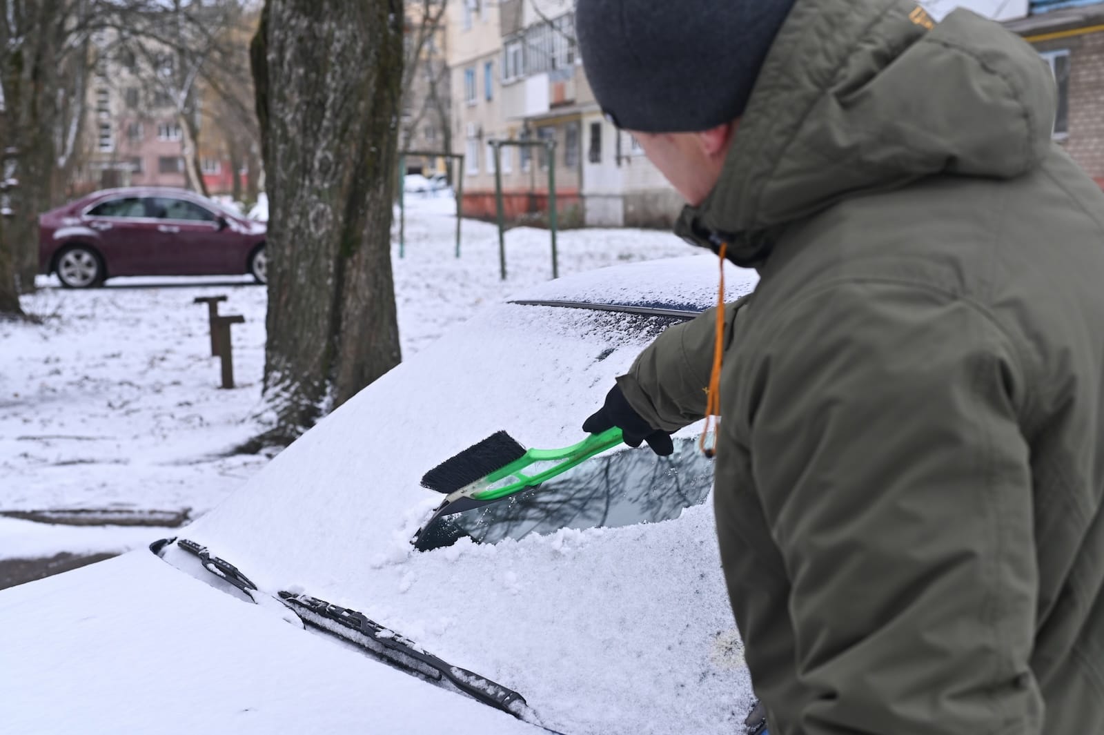 skrobanie odśnieżanie samochód