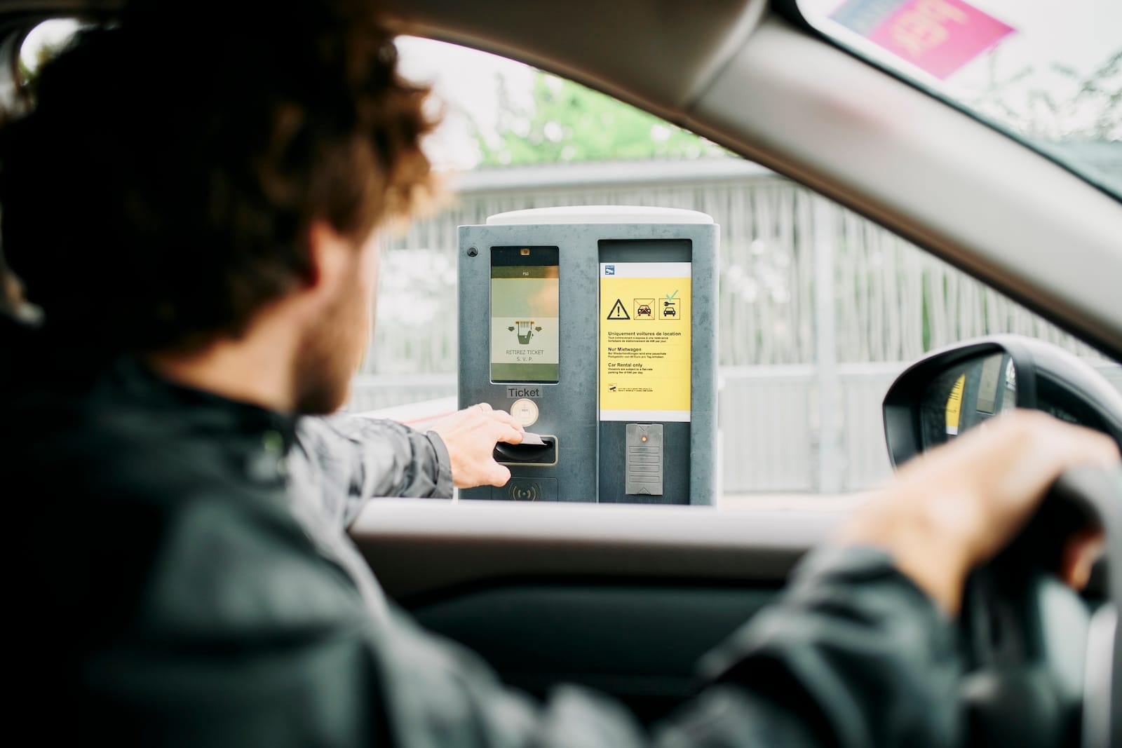 kierowca płaci za parking automacie