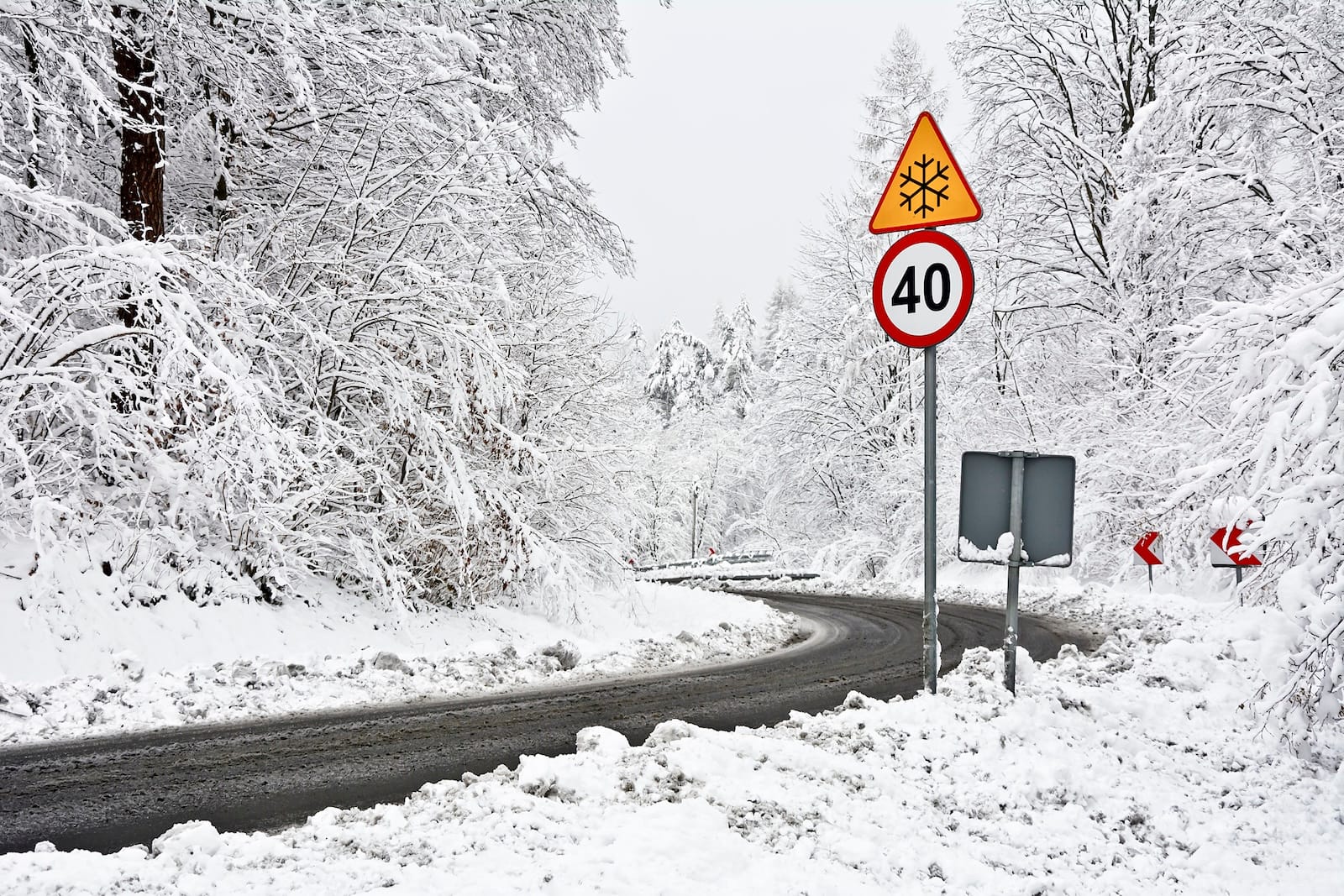 kręta droga zima śnieg 40 km/h
