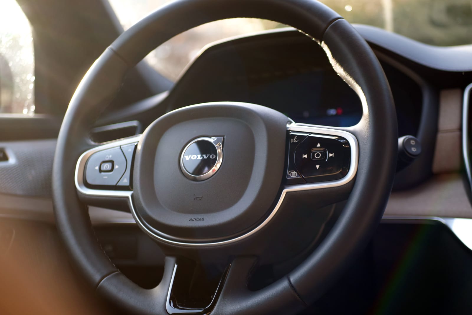 Volvo XC90 B5 wnętrze