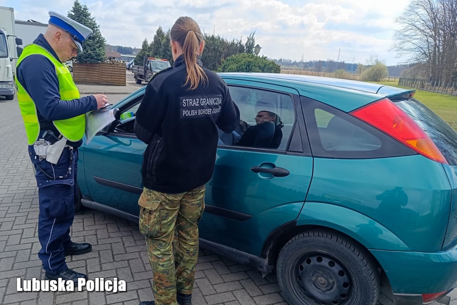 policjant strażnik graniczny kontrola kierowca