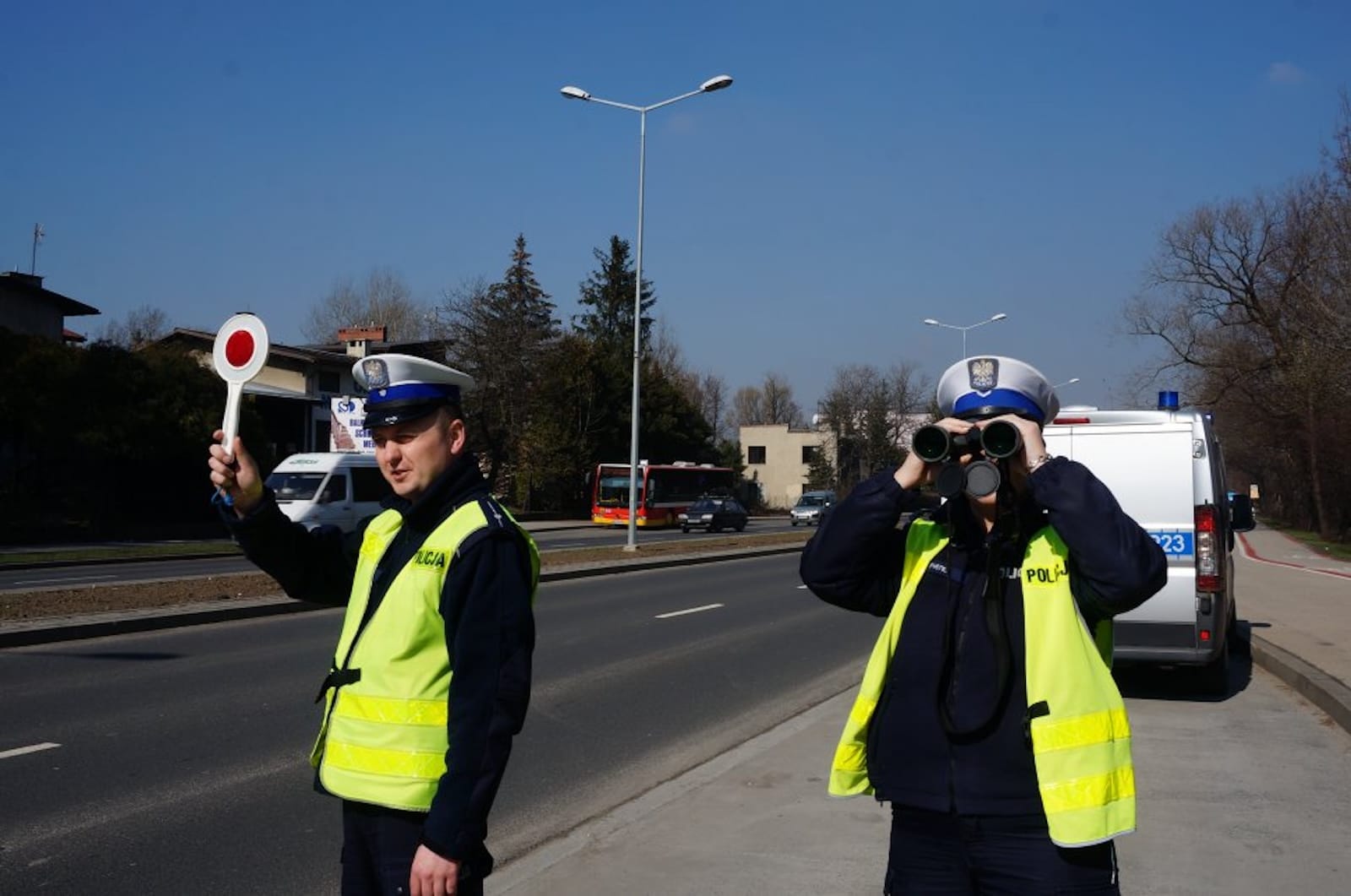 lornetka lizak policjanci