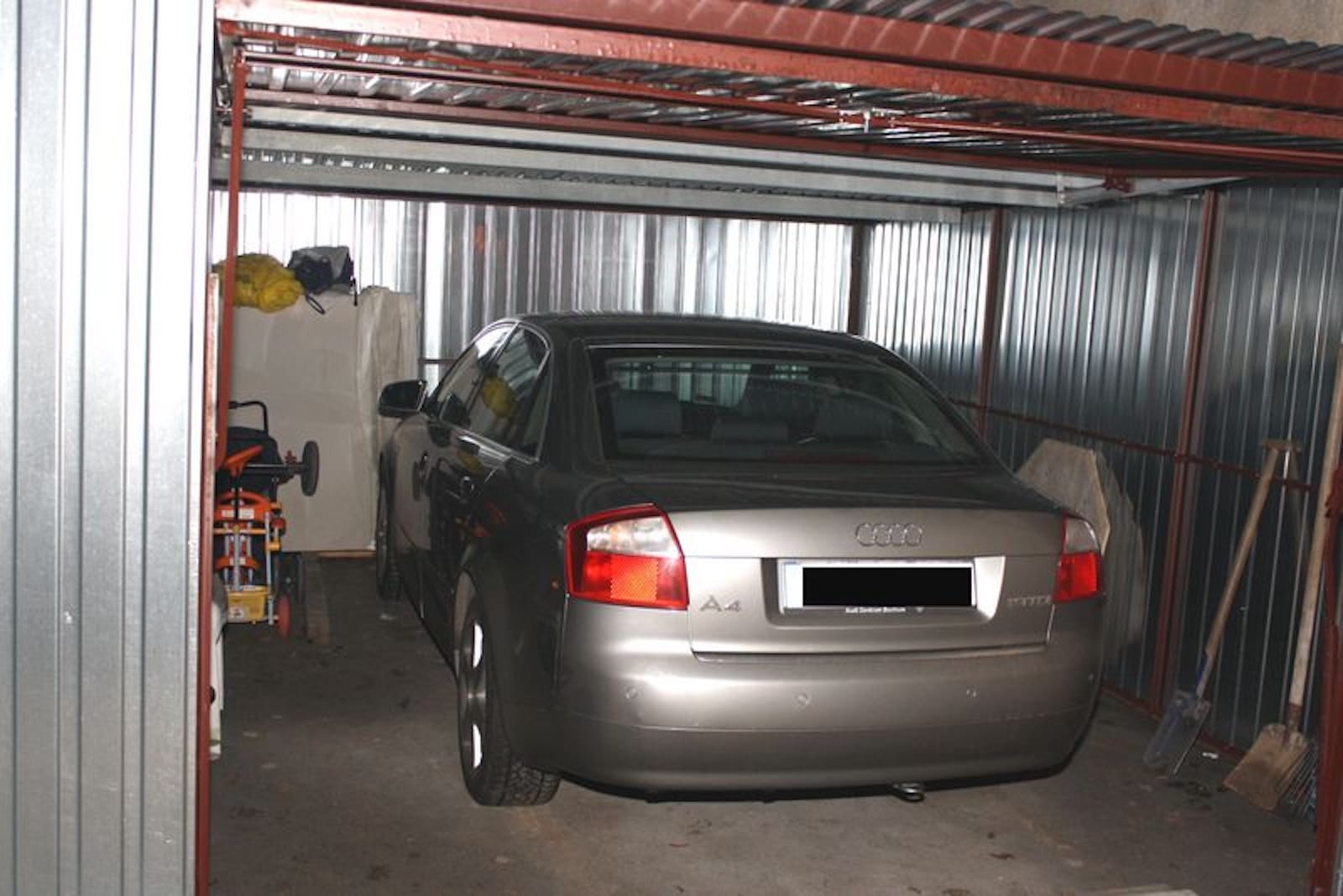 auto Audi garaż blaszak