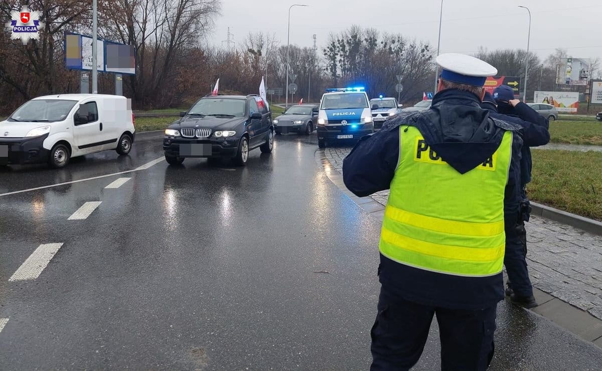 policjant protest auta blokada drogi