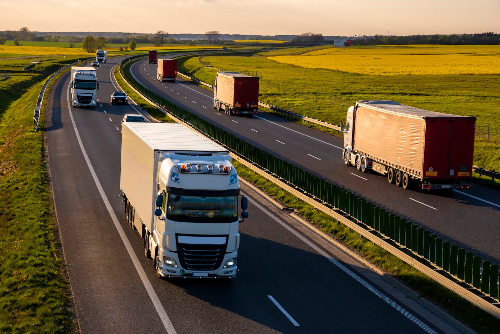 ciężarówki droga szybkiego ruchu transport