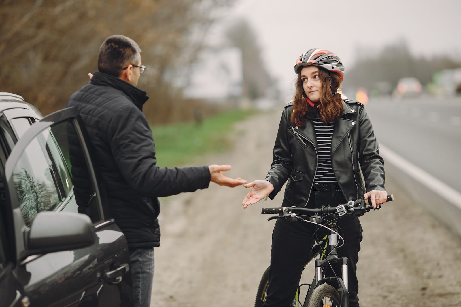 kierowca i rowerzystka dyskusja