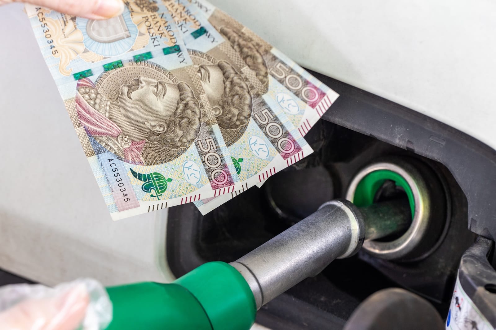 tankowanie banknoty złótówki, ceny paliw