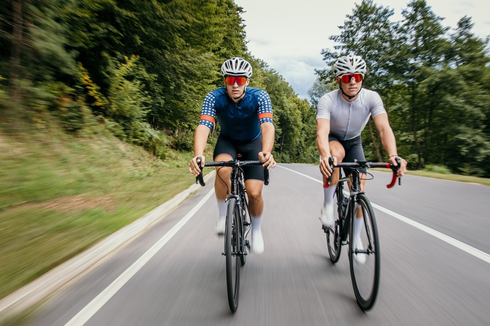 dwóch rowerzystów obok siebie