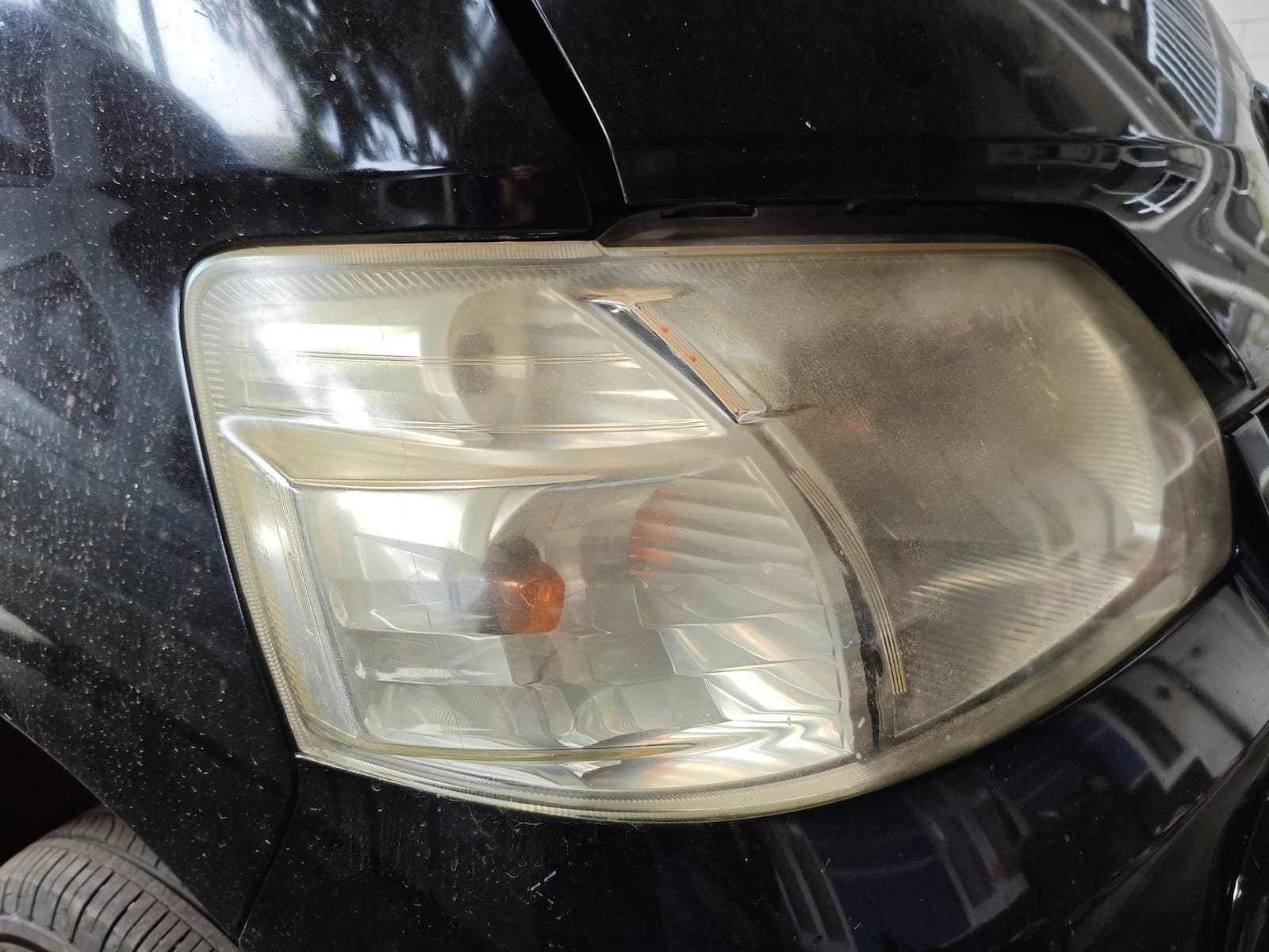 żółta matowa stara lampa zniszczona