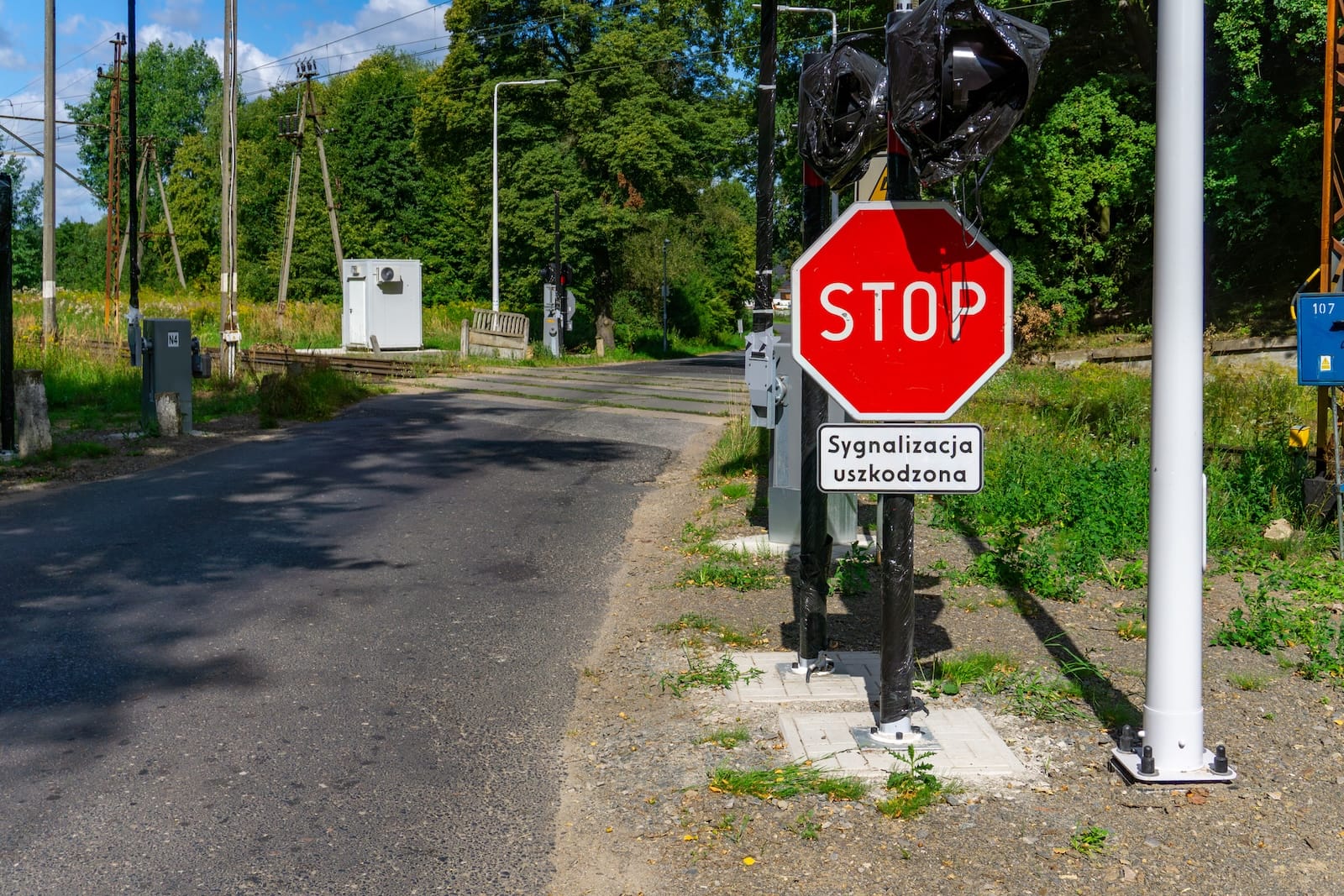 stop uszkodzona sygnalizacja tory znak