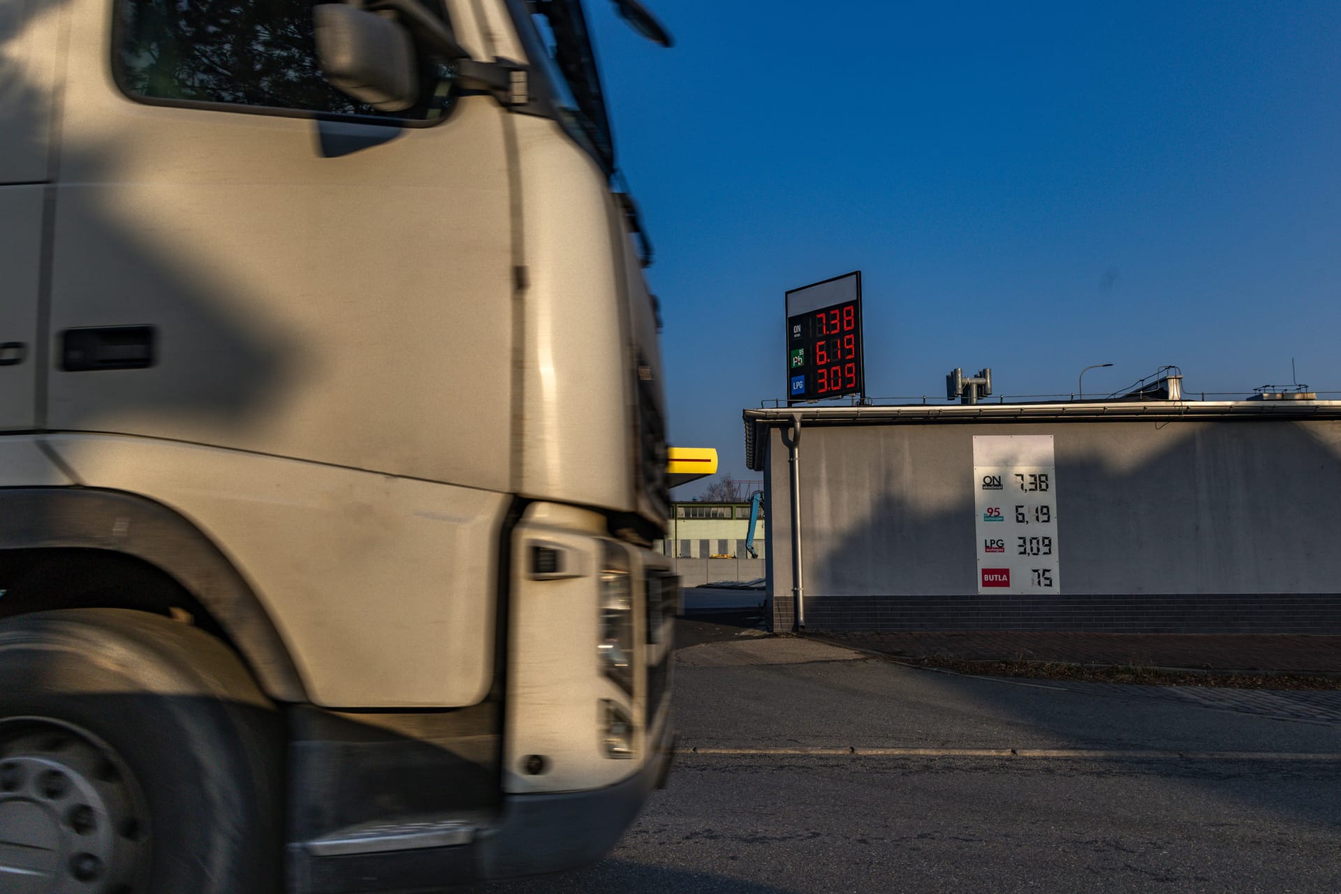ciężarówka na stacji paliw
