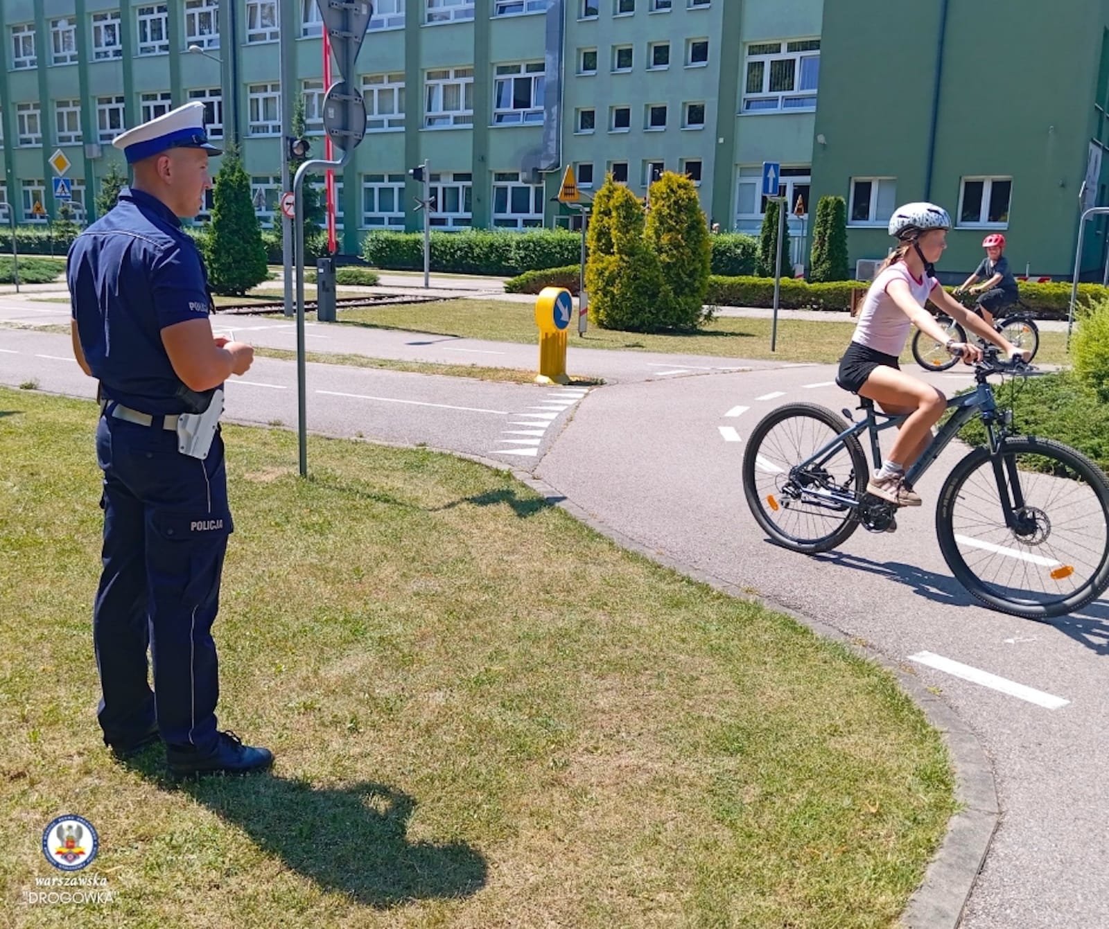 policjant rowerzyści dzieci