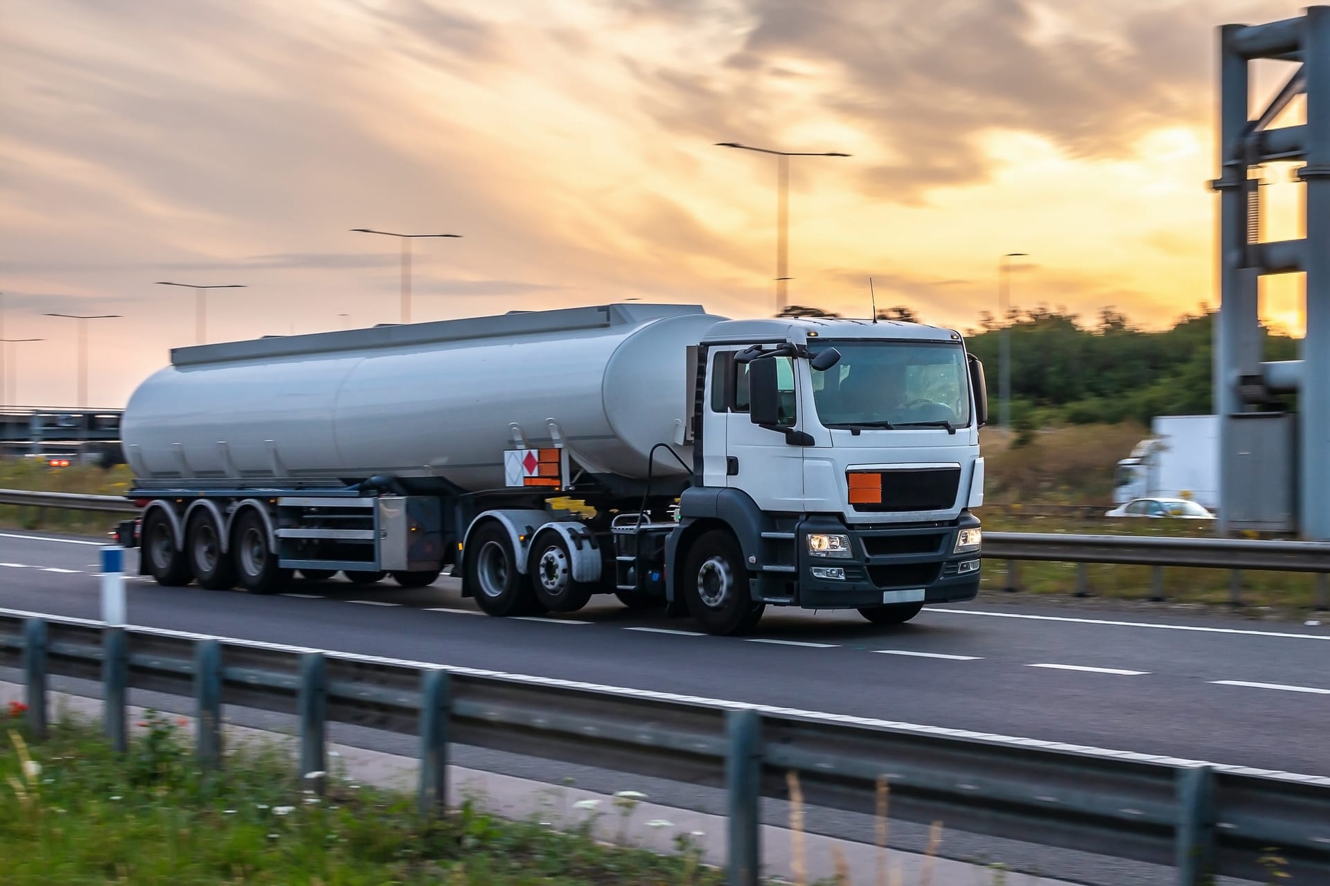 ciężarówka cysterna transport paliwa
