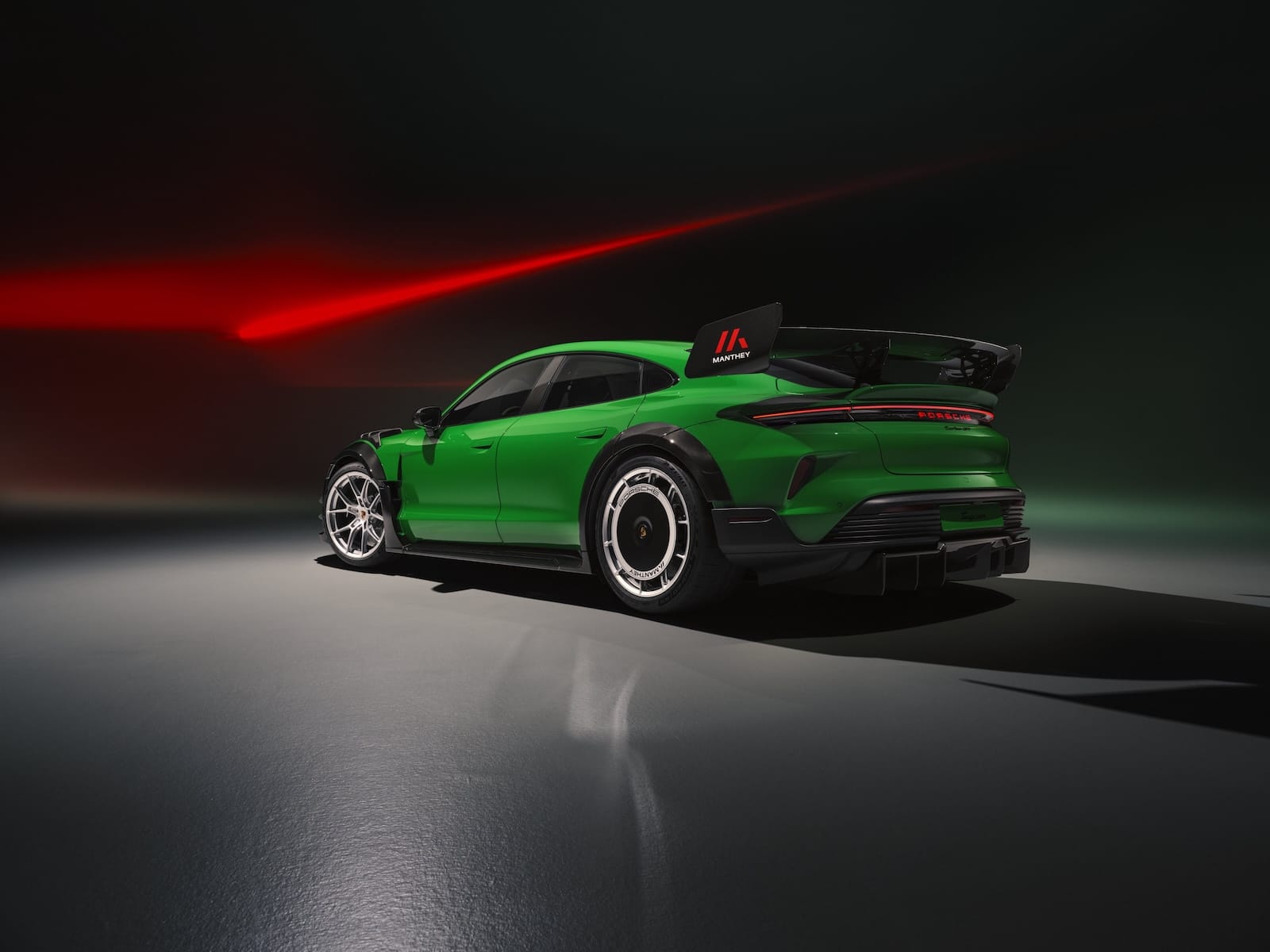 Porsche Taycan Turbo GT Weissach z Manthey Kit