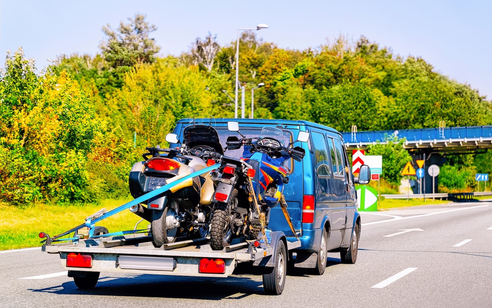 bus ciągnie przyczepę z motocyklami