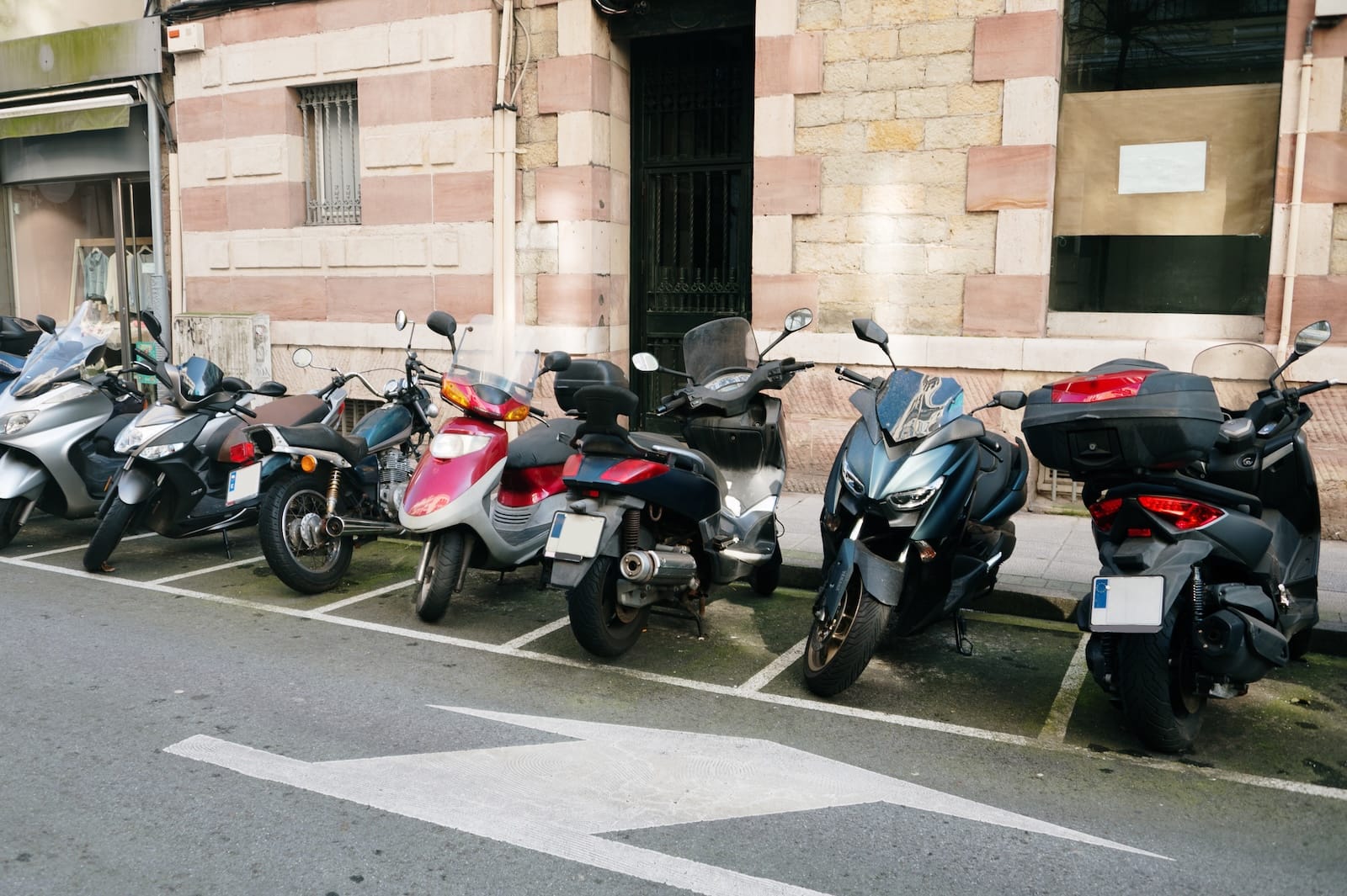 skutery i motocykle parking na ulicy Włochy