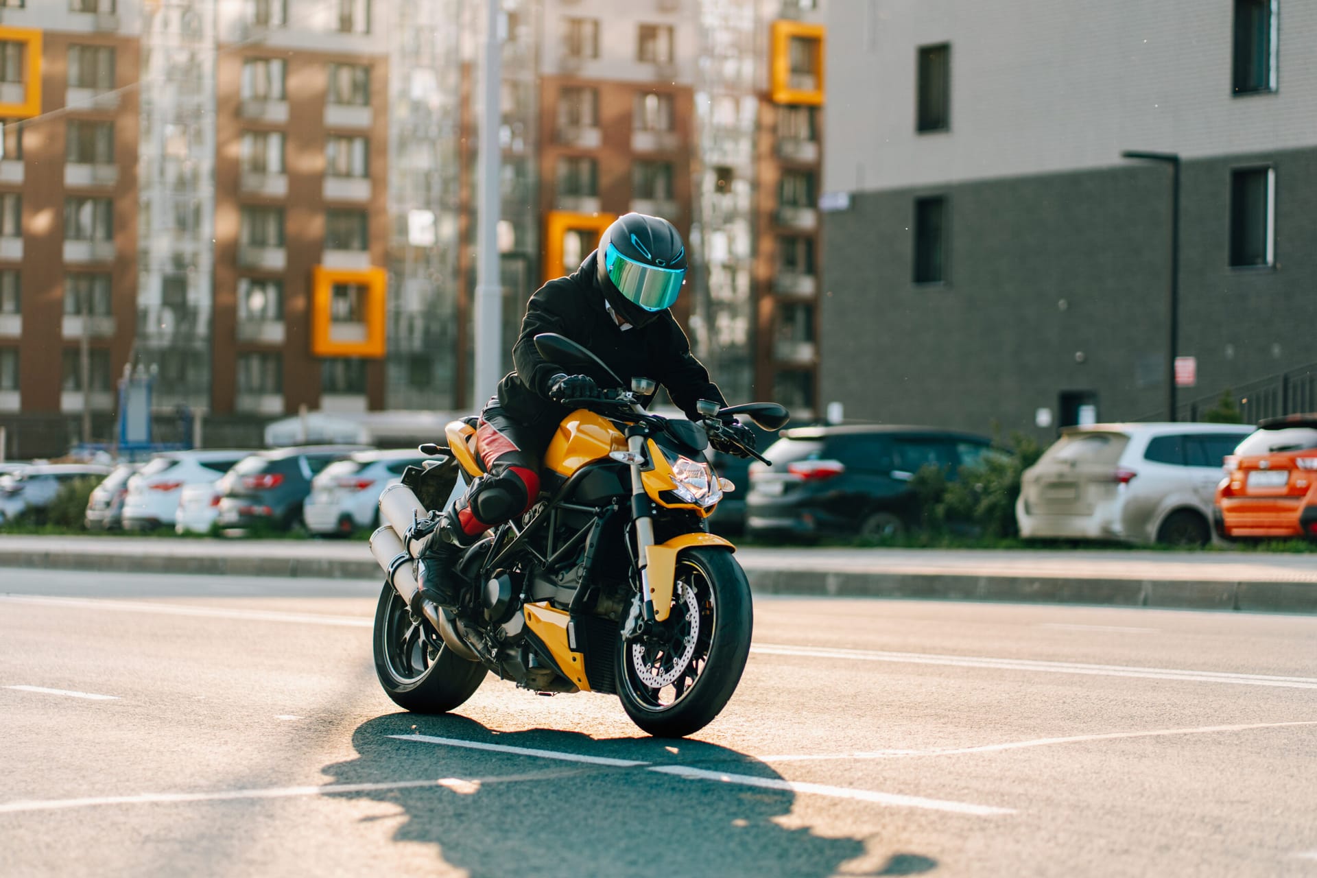 motocyklista miasto ulica