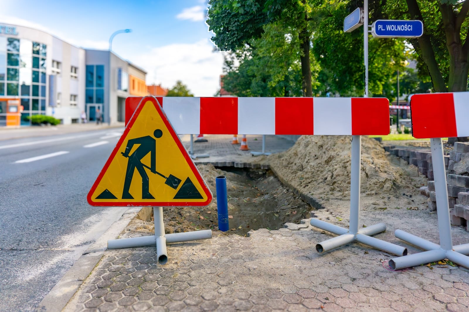 budowa barierki wykopy znak A-14 Roboty na drodze