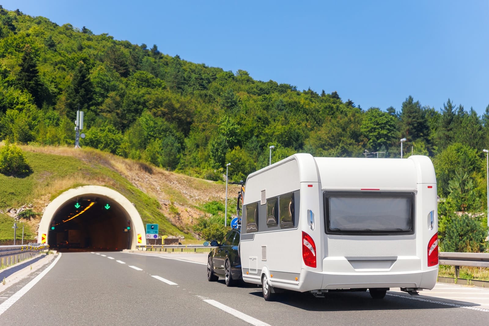 auto z przyczepą kempingową