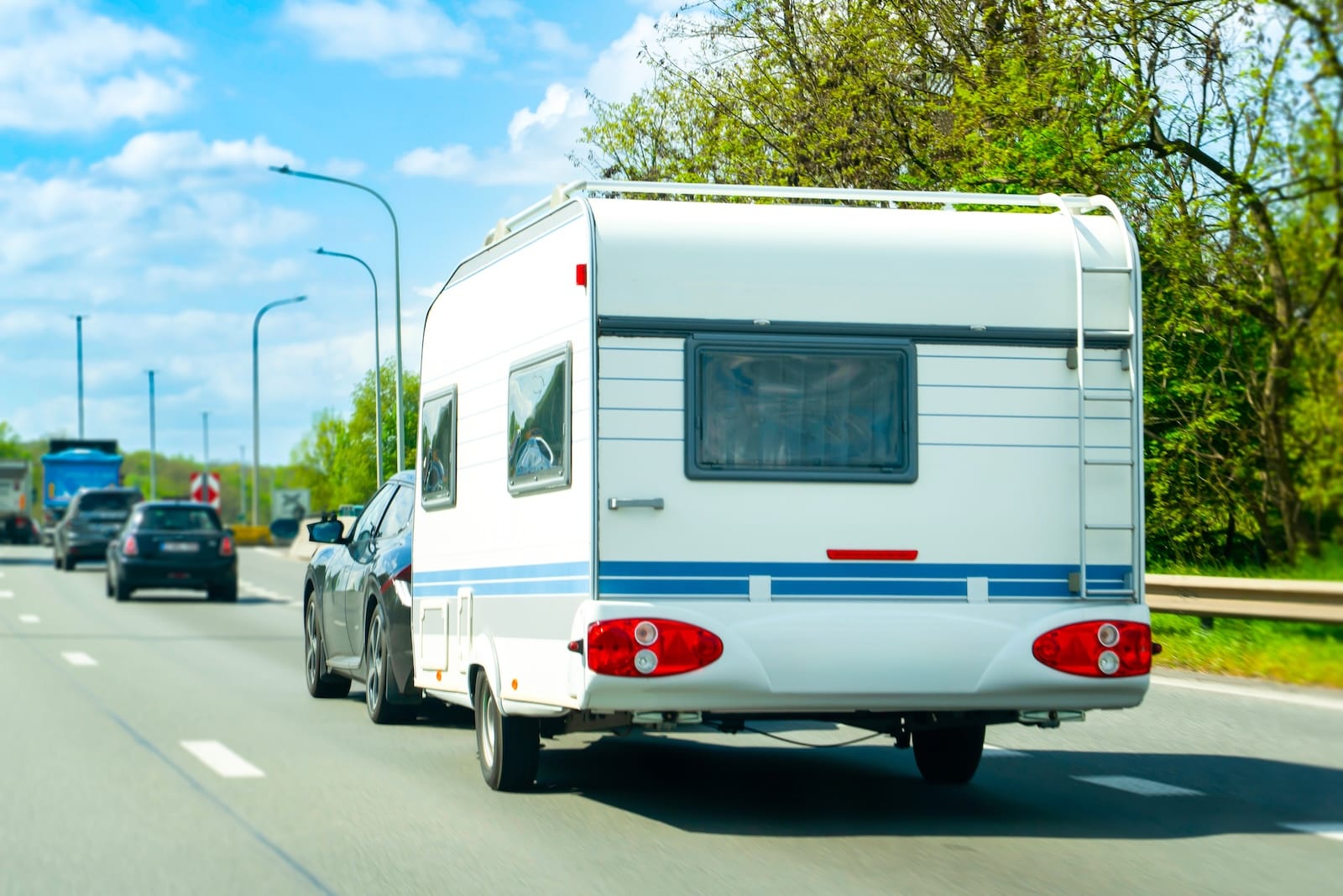 droga krajowa auto ciągnące przyczepę kempingową
