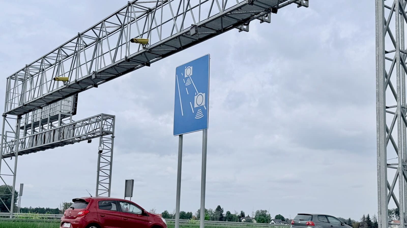 odcinkowy pomiar prędkości bramownica z kamerami i znak Warszawa S2