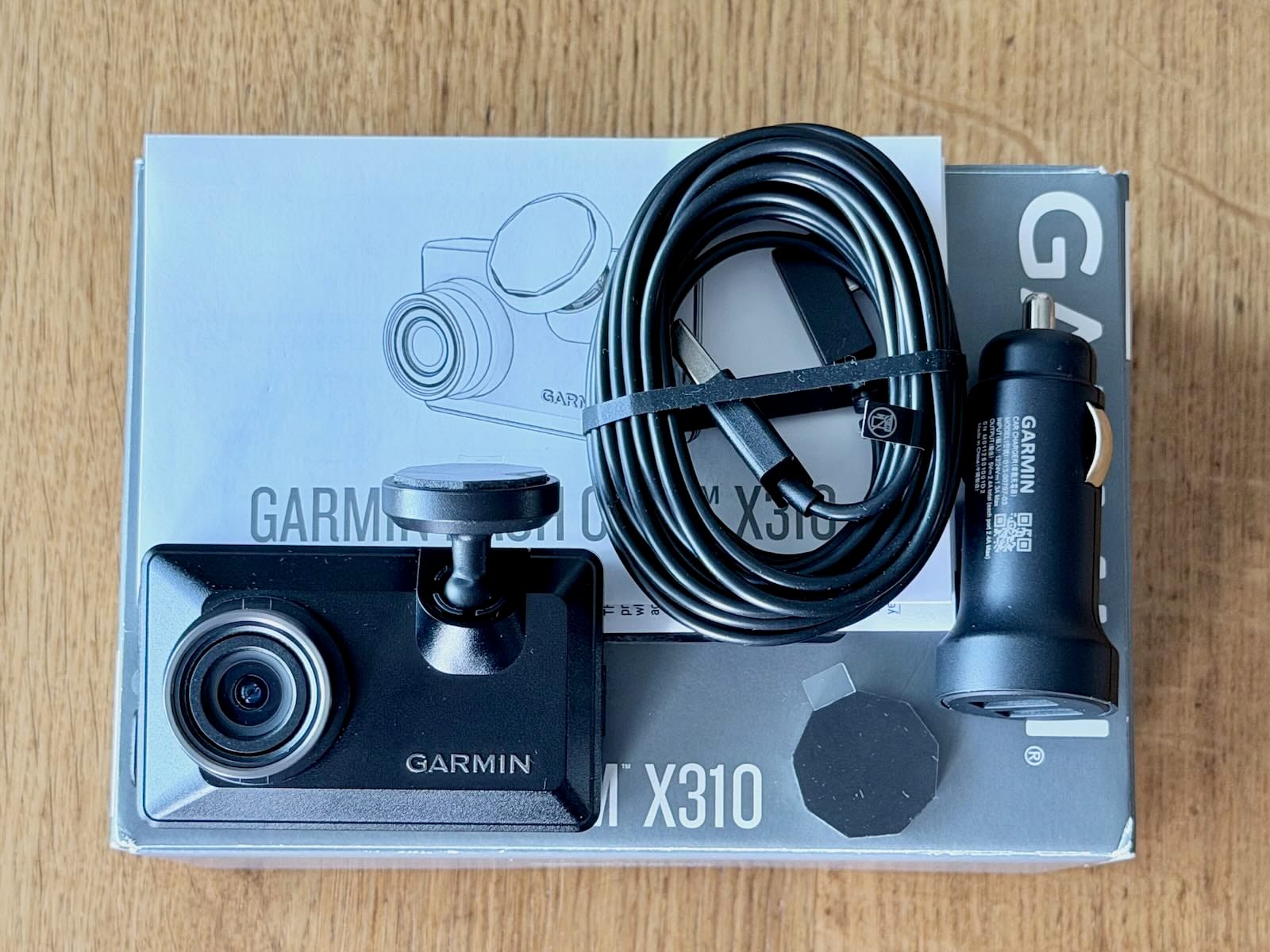 kamera Garmin Dash Cam X310 zestaw wyjęty z pudełka, kamera, przewód, ładowarka