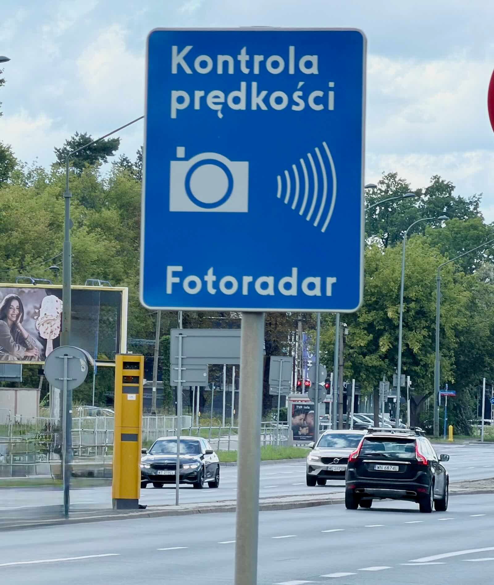 znak d-51 kontrola prędkości fotoradar i żółty maszt fotoradaru
