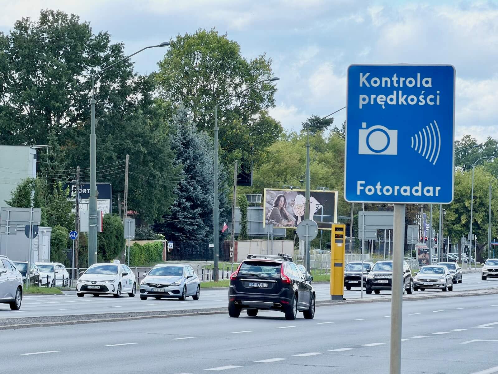 fotoradar znak ulica samochody