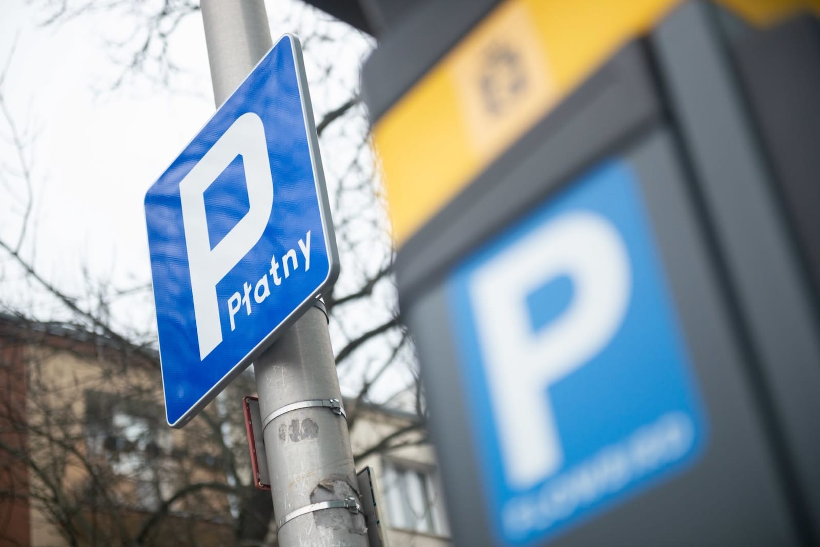 płatny parking znak i parkomat
