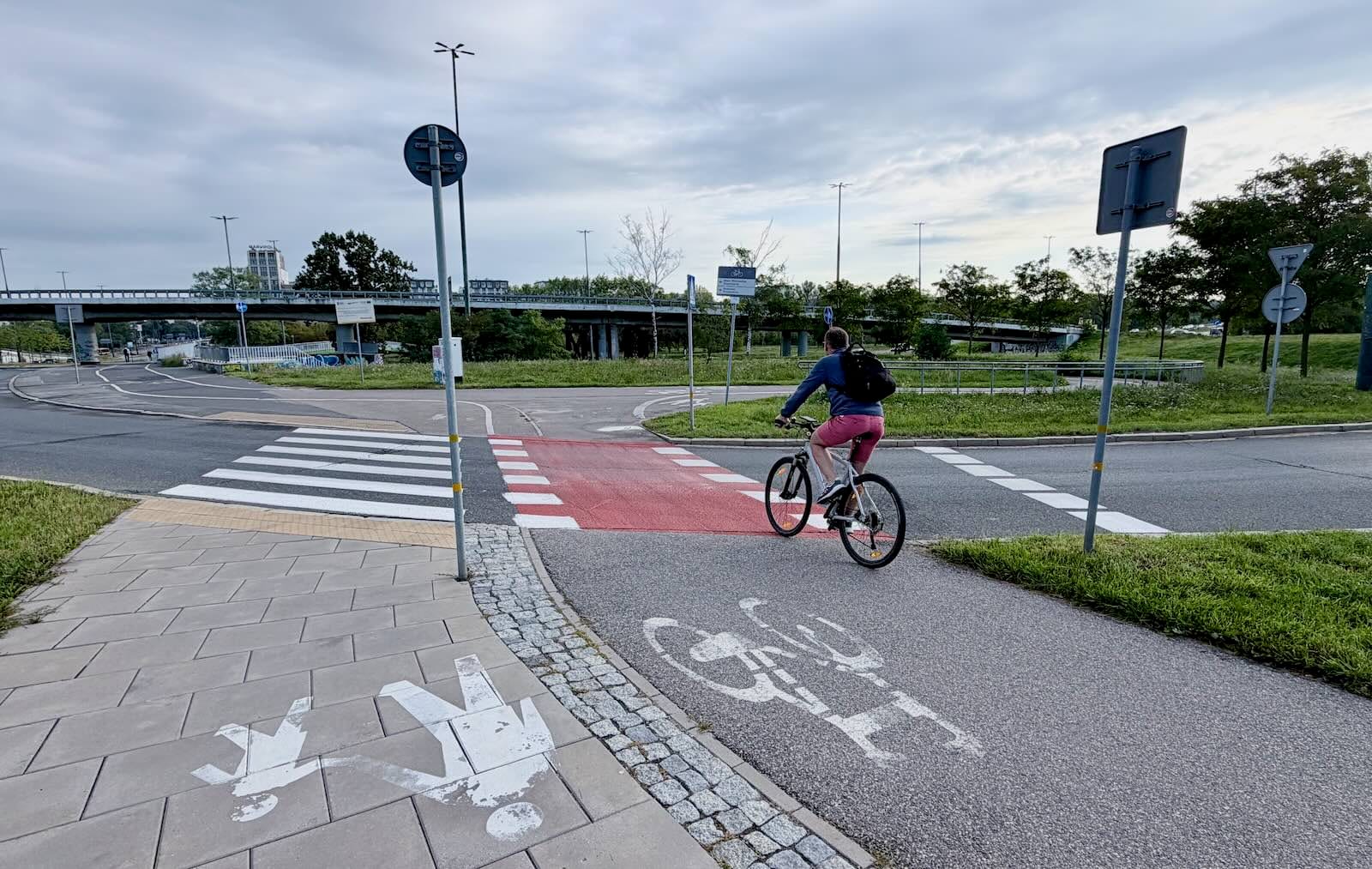 droga dla rowerów, rowerzysta na przejeździe