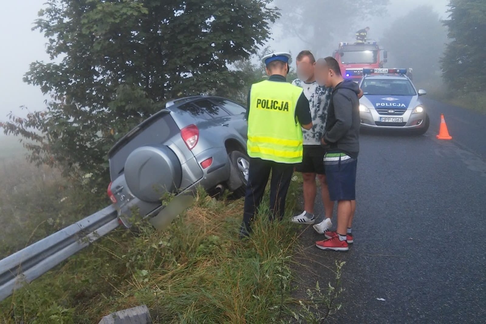 mgła kolizja rozbite auto w rowie