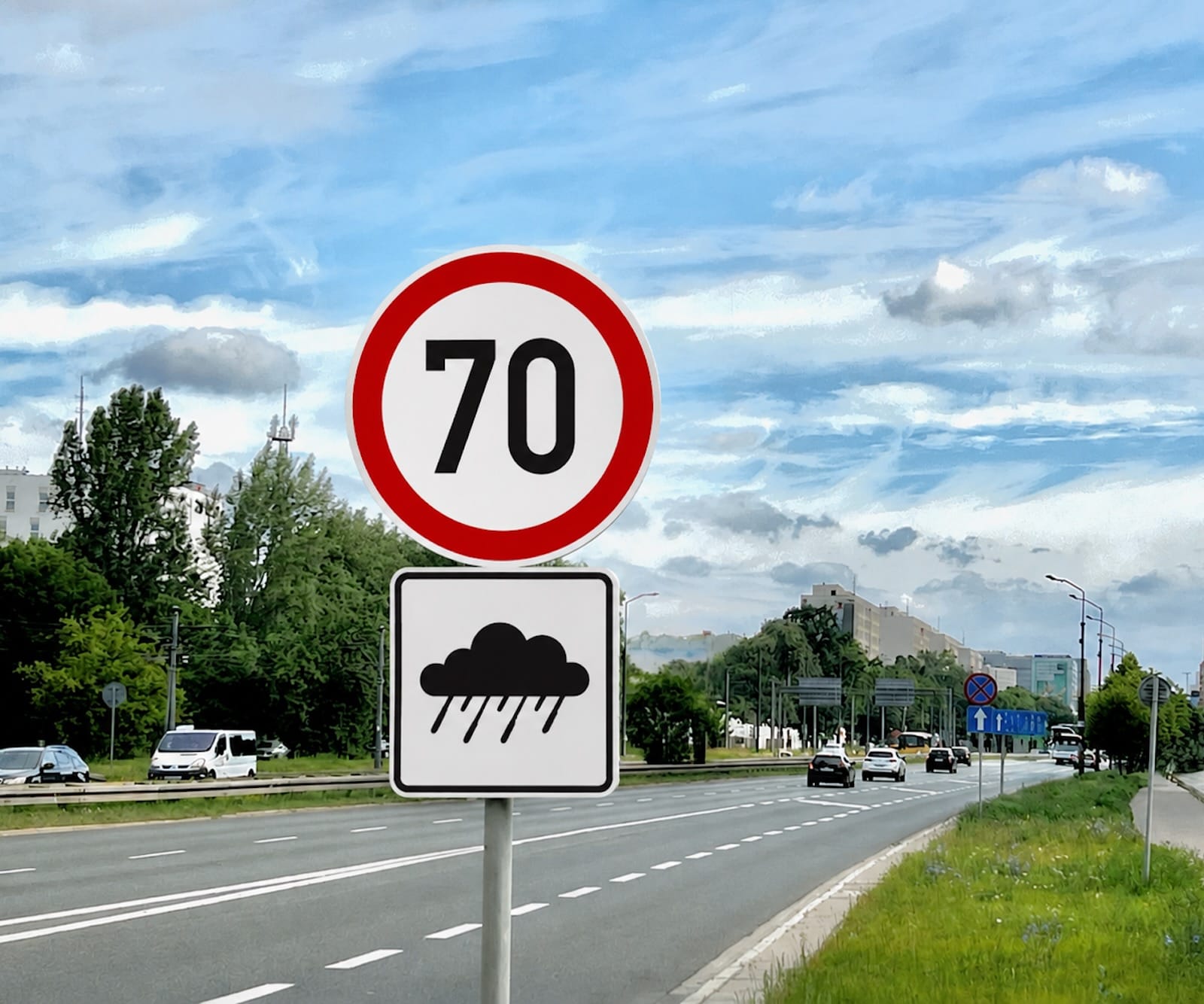 nowa tabliczka pod znakiem z symbolem chmury i deszczu pod ograniczenim prędkości do 70 km/h