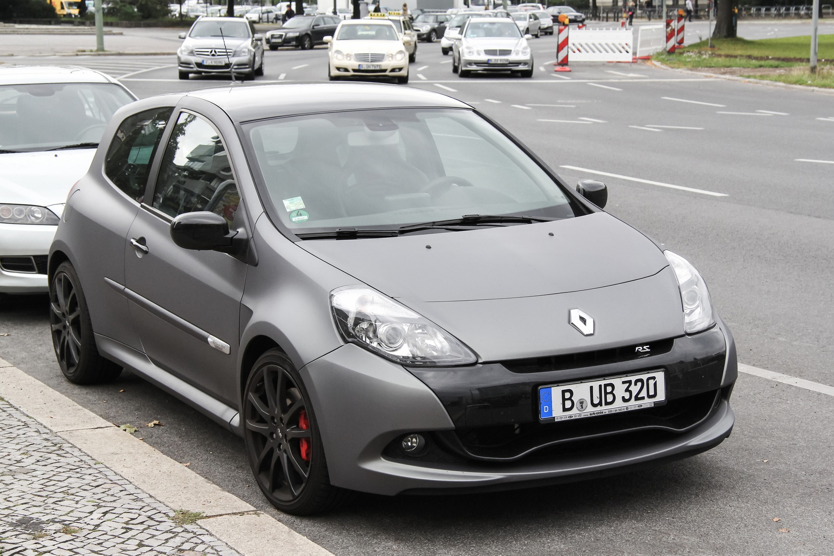 Renault Clio III RS zaparkowany na poboczu w Berlinie